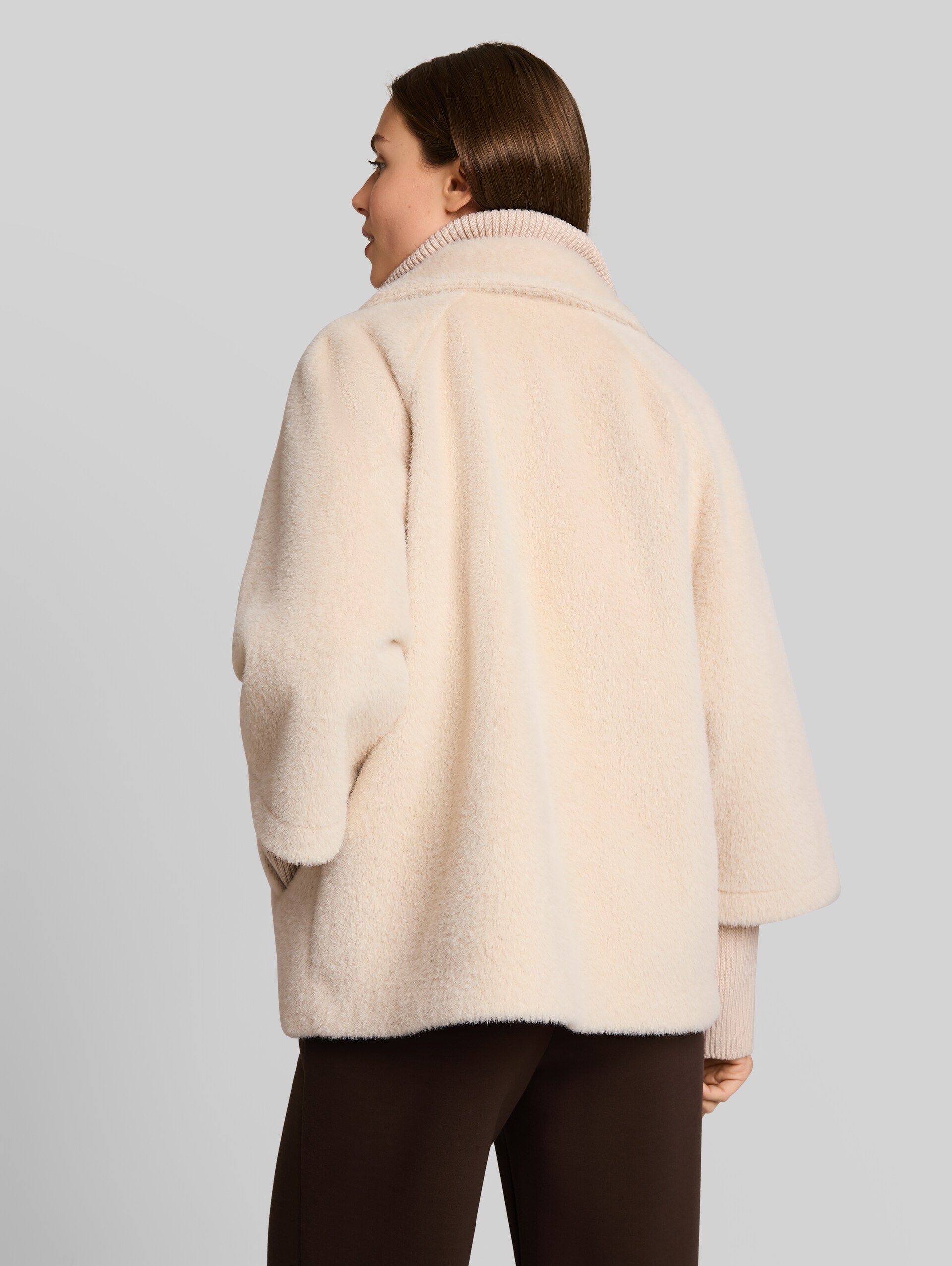 Gezellige capejas in 2-in-1-look - cold beige - Model-achteraanzicht