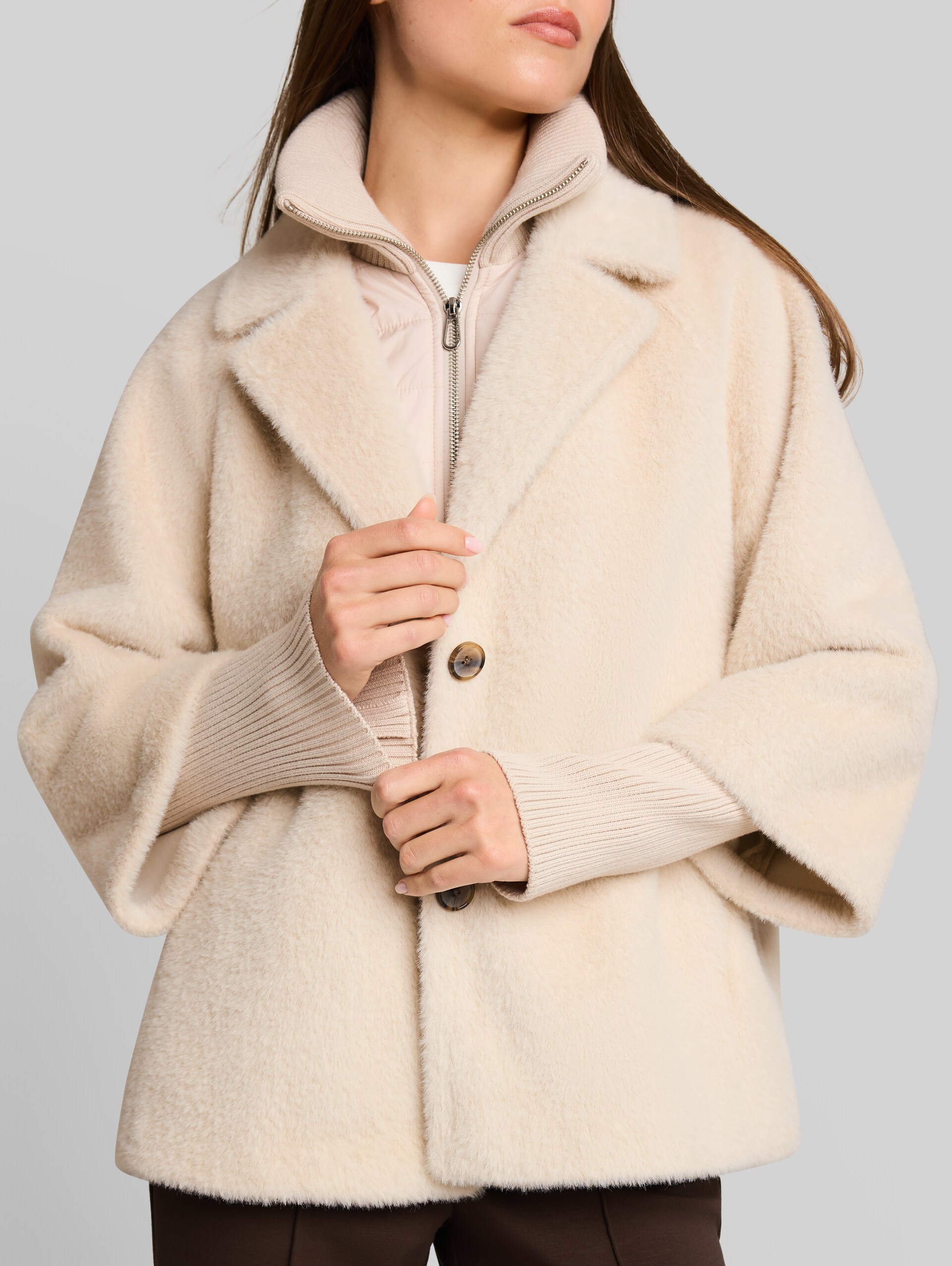 Gezellige capejas in 2-in-1-look - cold beige - Detailaanzicht model