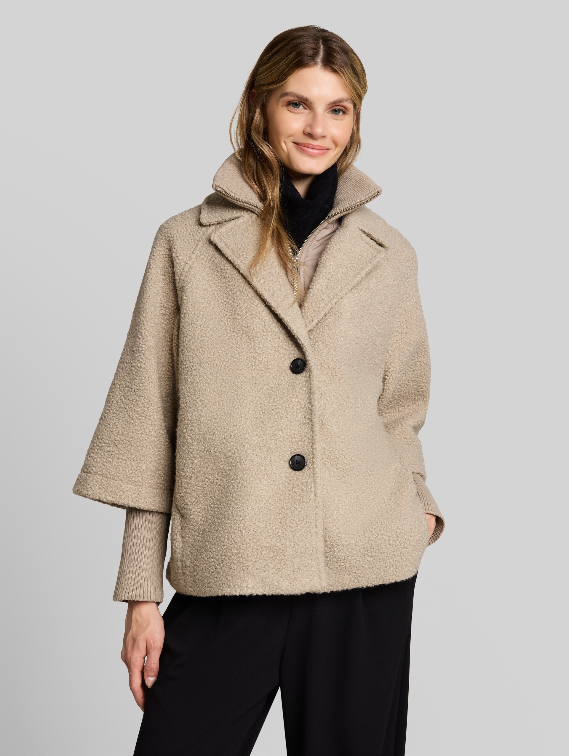 Gezellige capejas in 2-in-1-look - soft taupe grey boucle - Model vooraanzicht