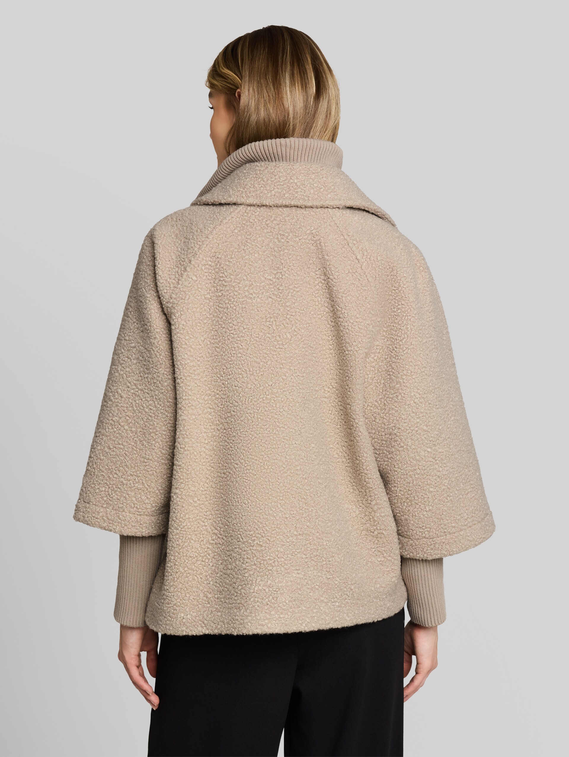 Gezellige capejas in 2-in-1-look - soft taupe grey boucle - Model-achteraanzicht