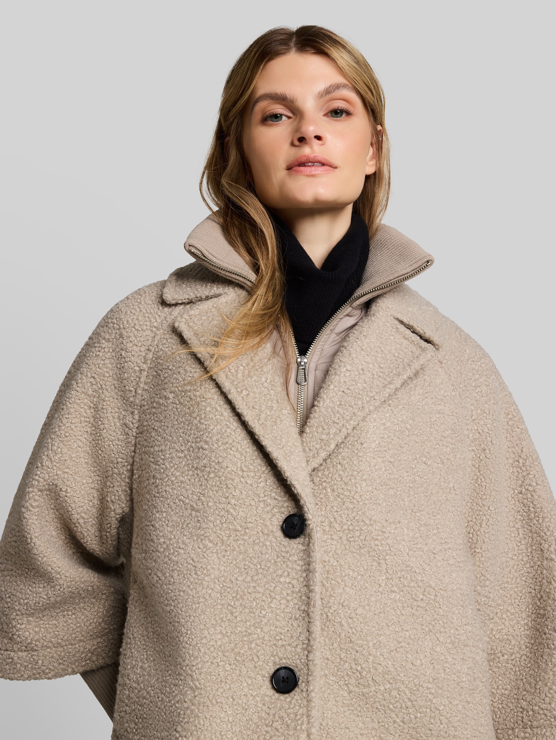 Gezellige capejas in 2-in-1-look - soft taupe grey boucle - Detailaanzicht model