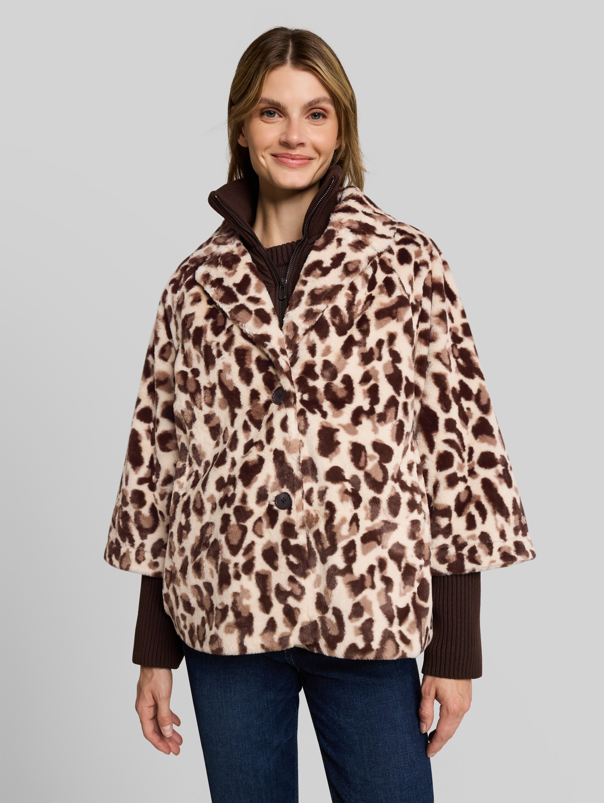 Veste-cape douillette au look 2-en-1 - leo beige - Vue de face du modèle