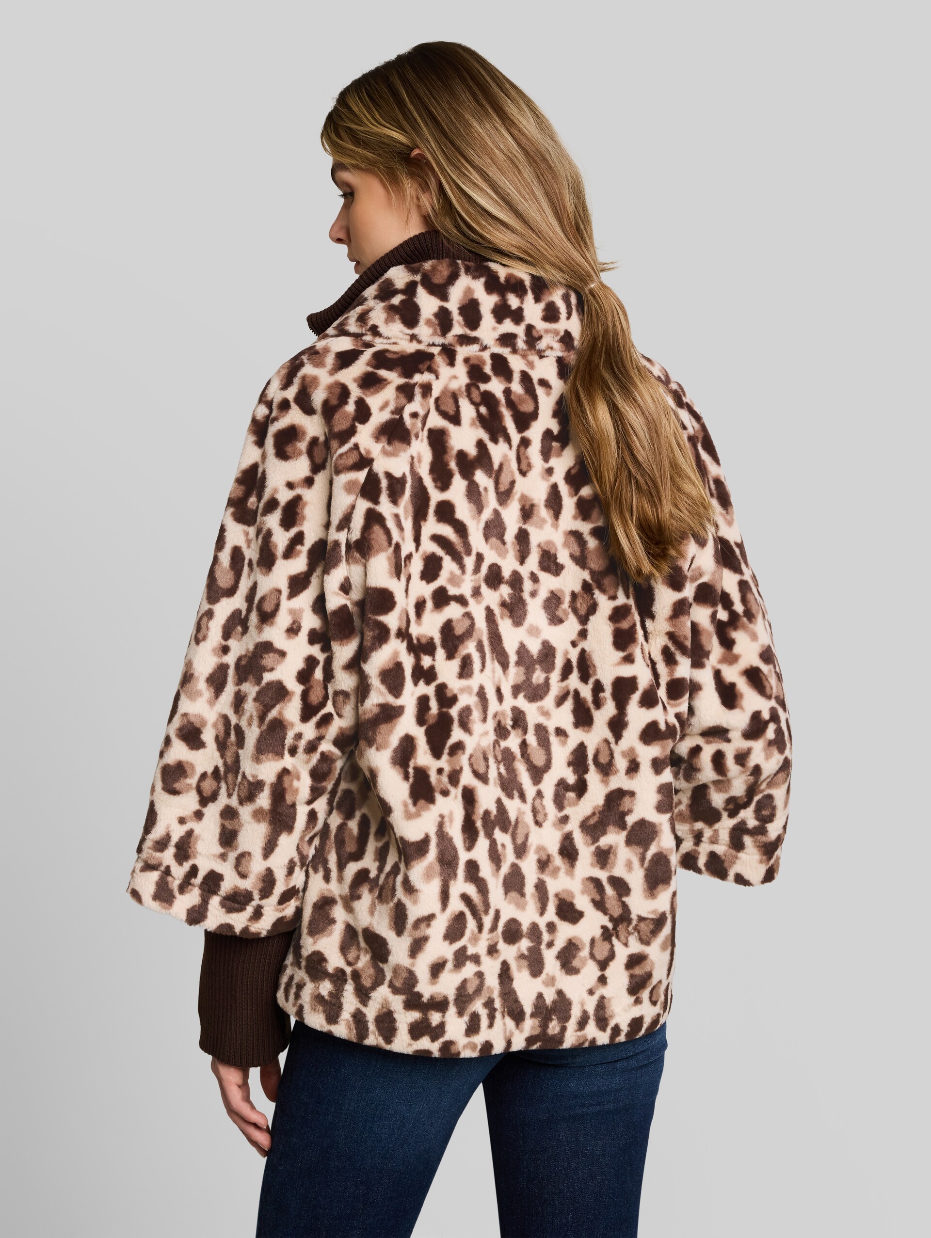 Veste-cape douillette au look 2-en-1 - leo beige - Vue arrière du modèle