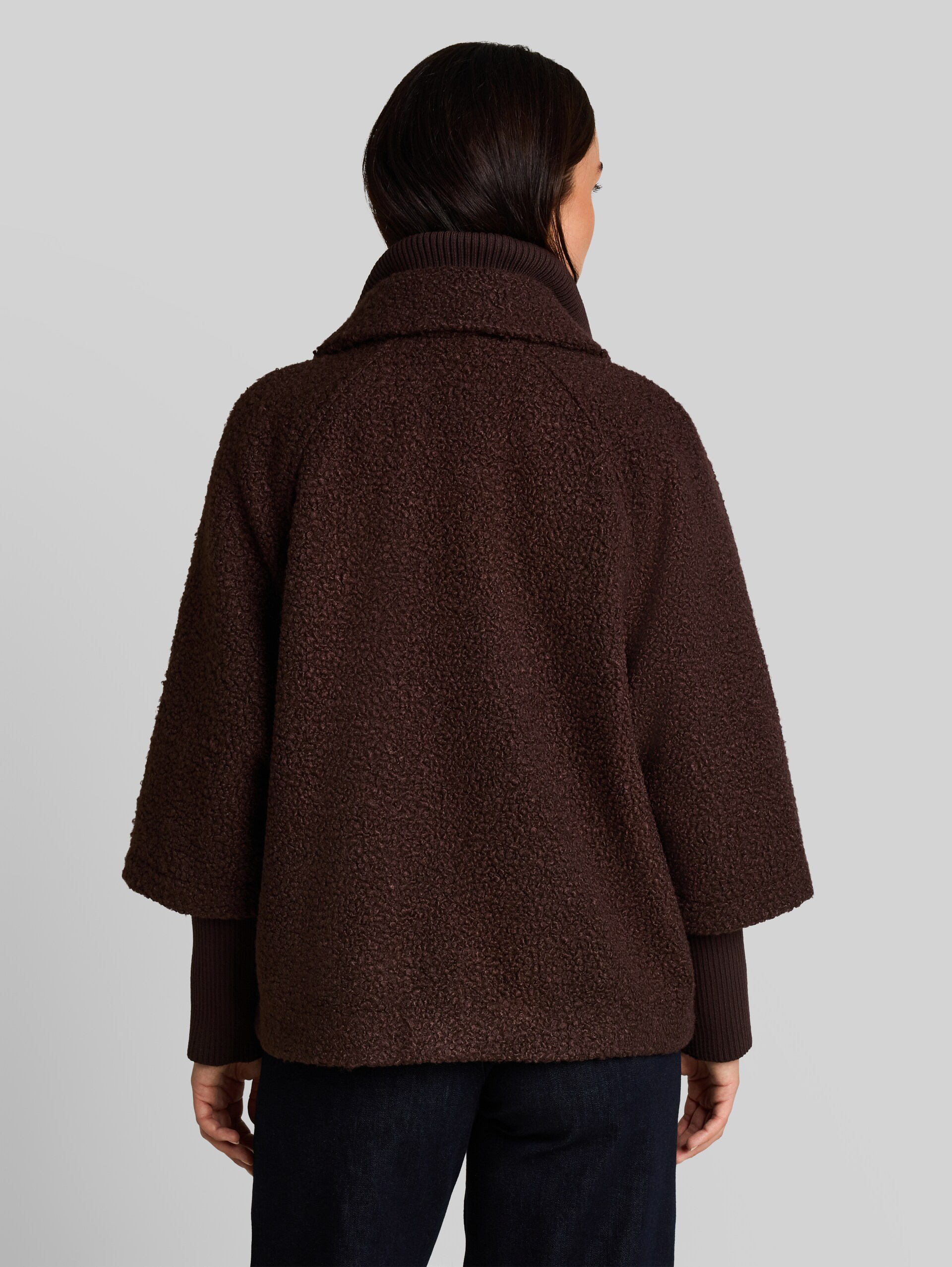 Gezellige capejas in 2-in-1-look - java dark brown boucle - Model-achteraanzicht