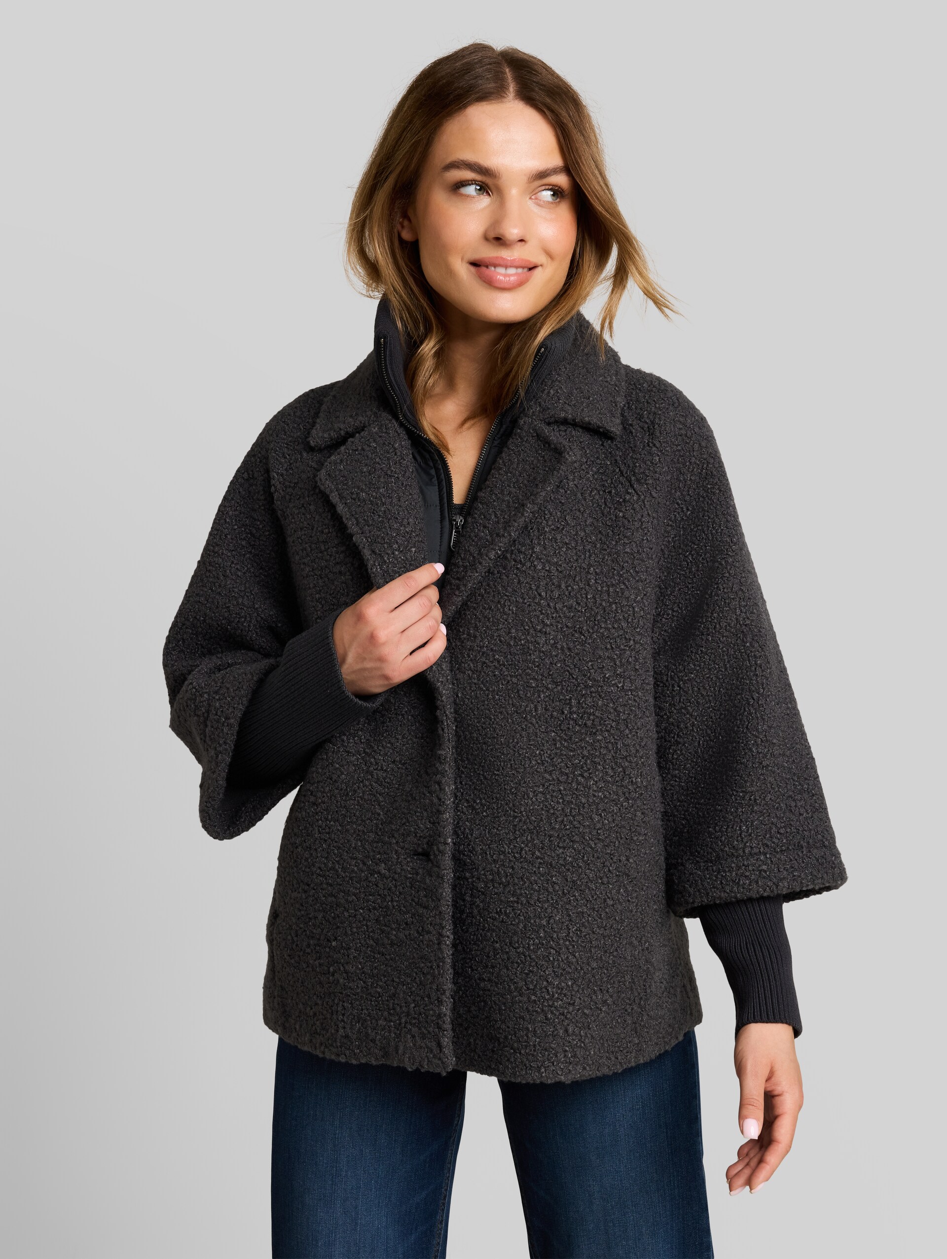 Gezellige capejas in 2-in-1-look - black grey melange boucle - Model vooraanzicht