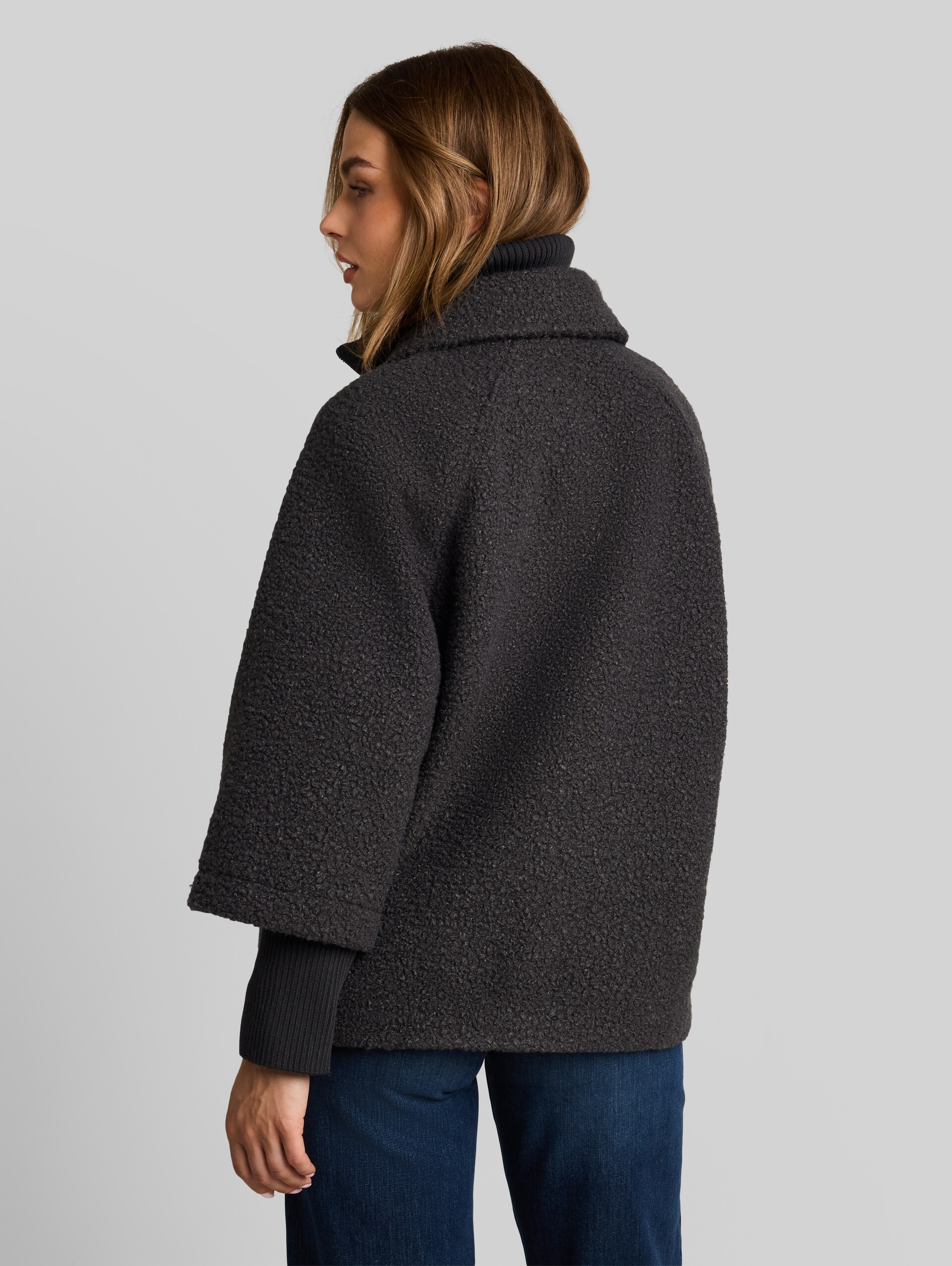 Gezellige capejas in 2-in-1-look - black grey melange boucle - Model-achteraanzicht