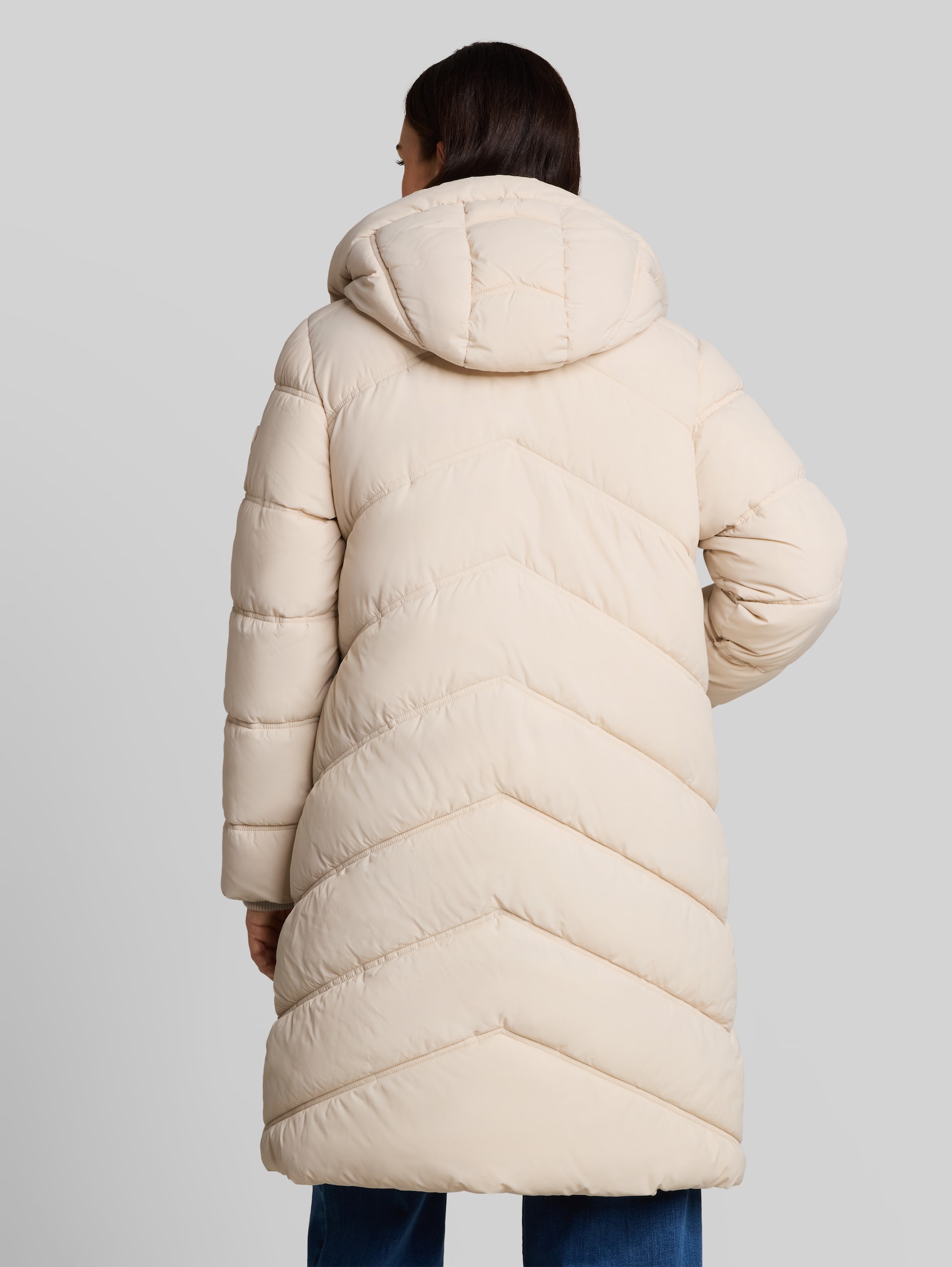 Puffer-Mantel aus wasserabweisendem Material - cold beige - Model-Rückansicht