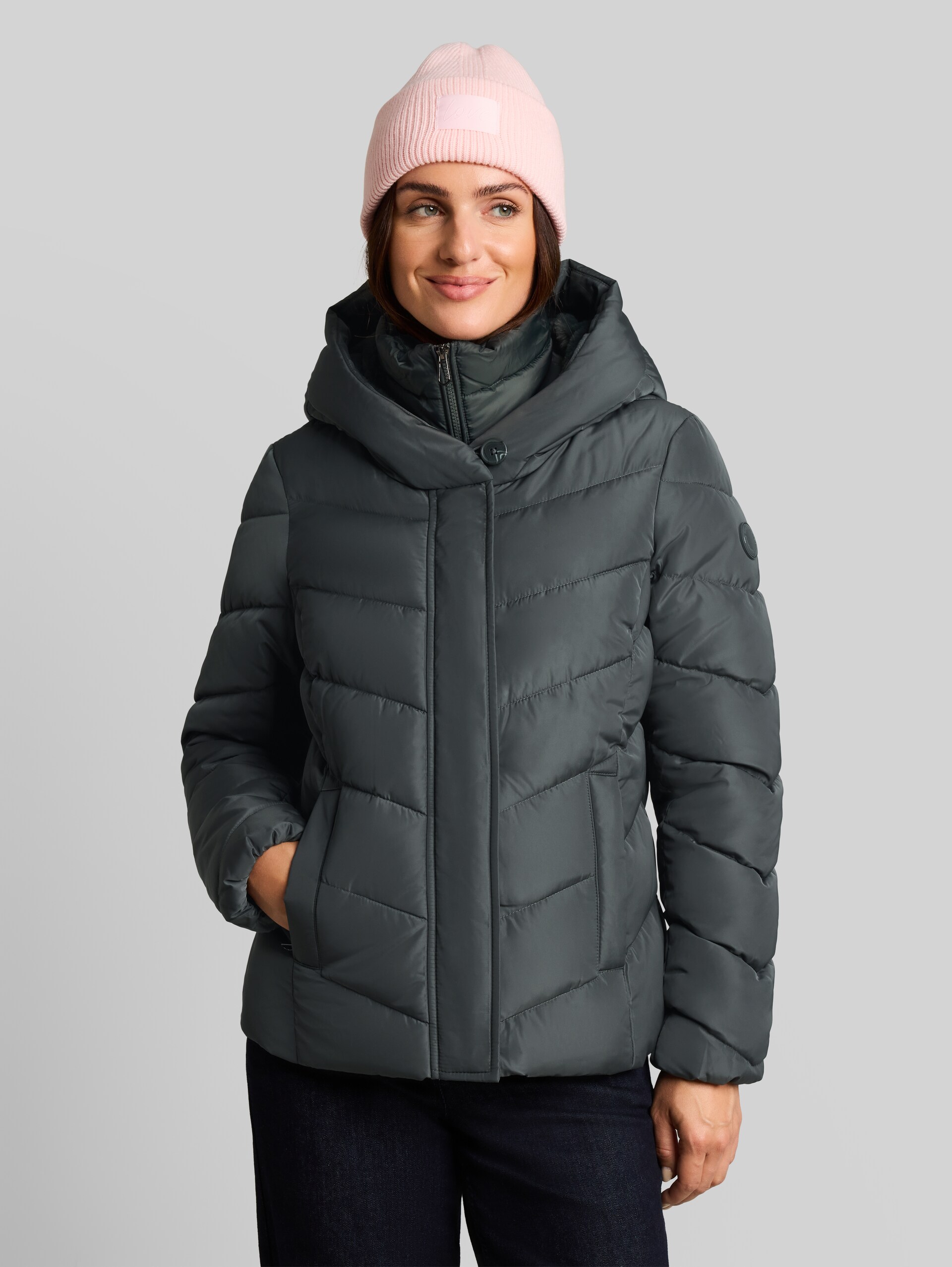 2-in-1 pufferjas met afneembaar inzetstuk - Darkest Olive - Model vooraanzicht