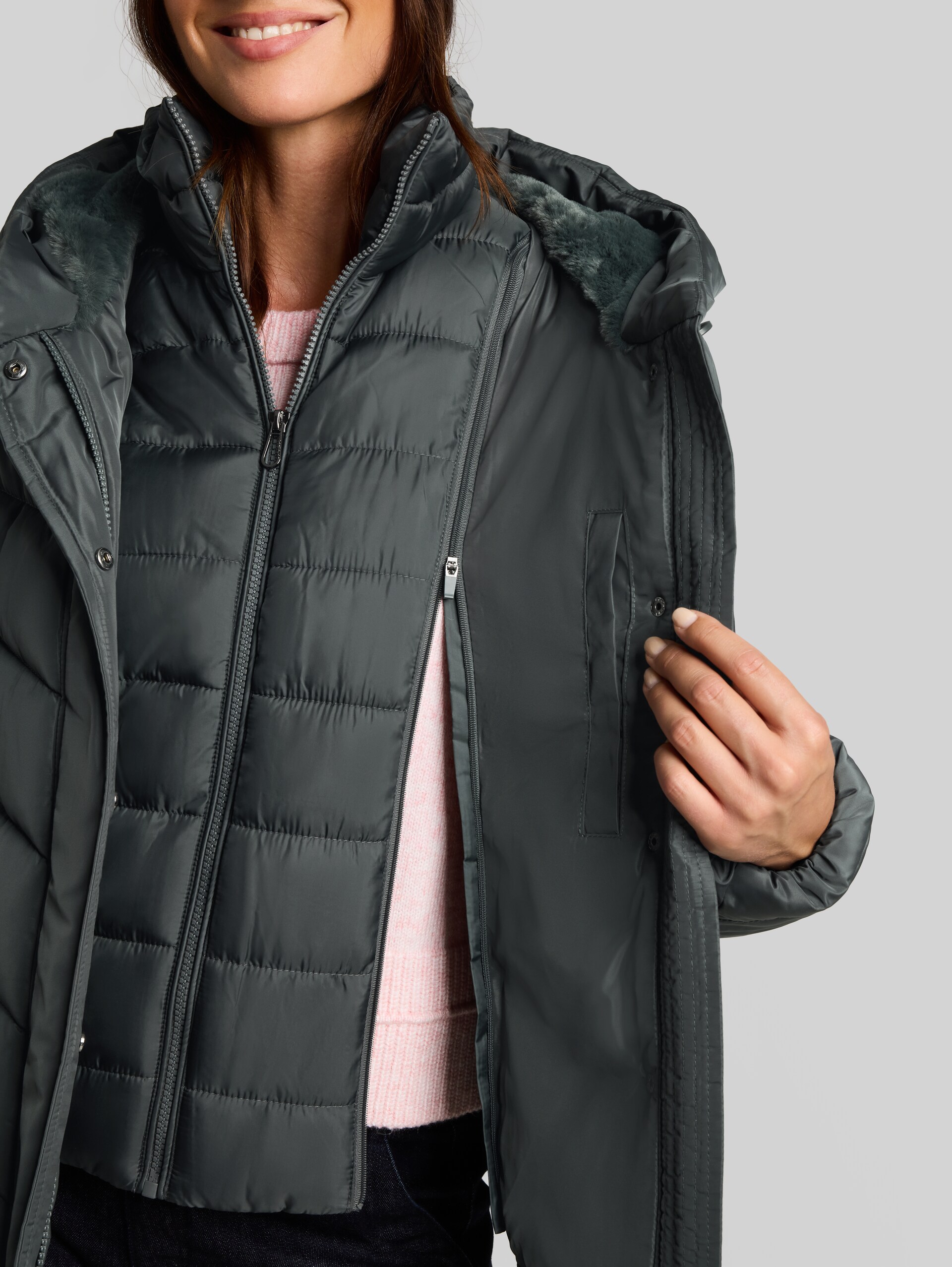 2-in-1 pufferjas met afneembaar inzetstuk - Darkest Olive - Detailaanzicht model