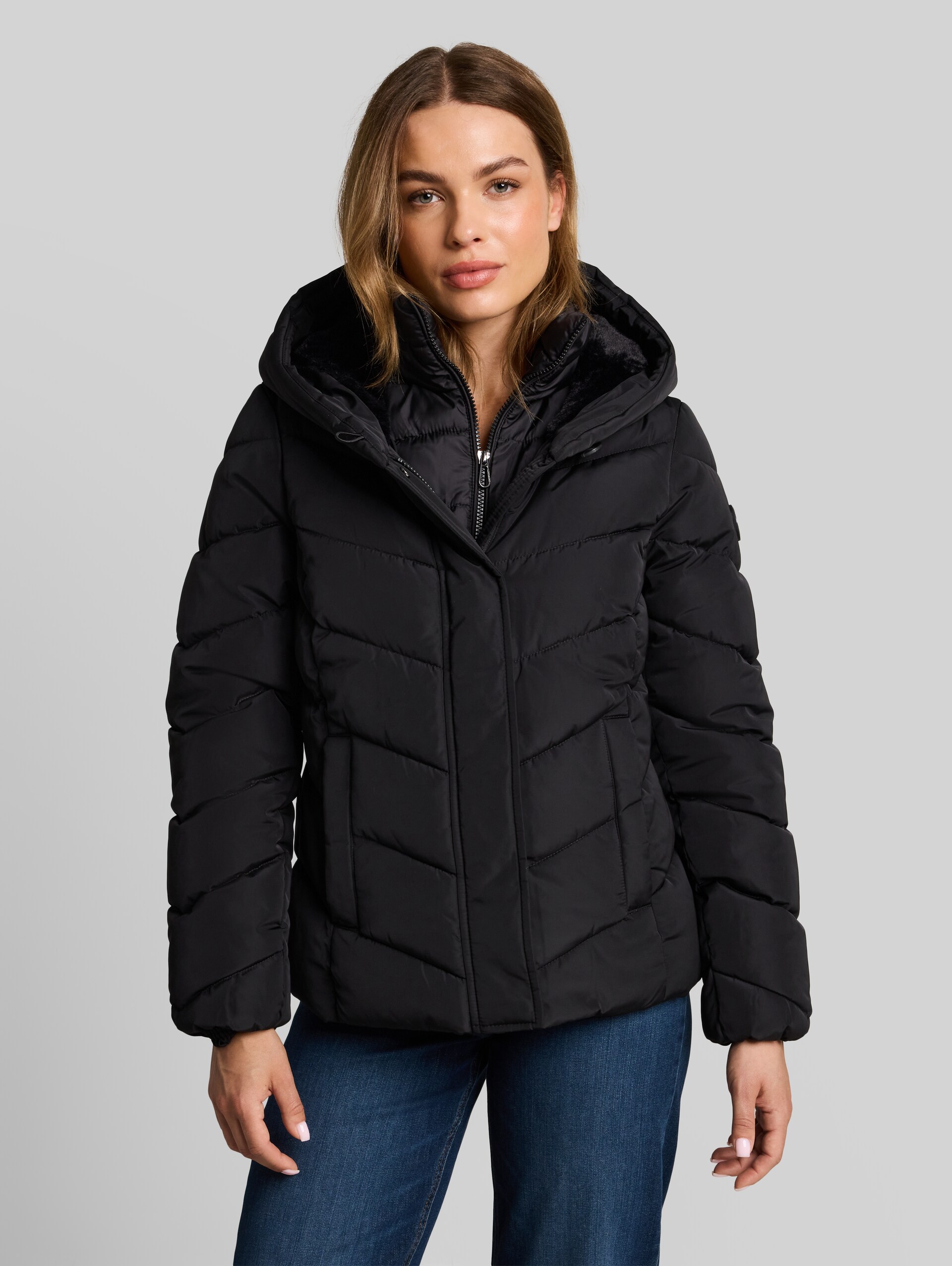 2-in-1 Puffer-Jacke mit abnehmbarem Einsatz - deep black - Model-Vorderansicht