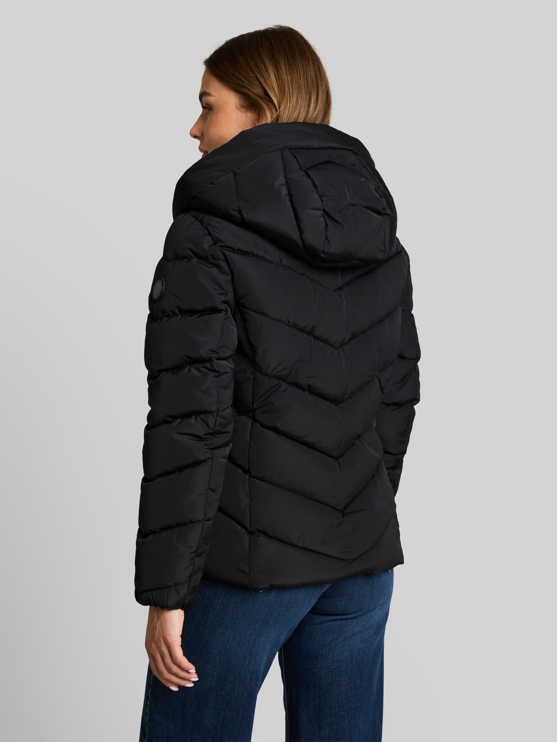 2-in-1 Puffer-Jacke mit abnehmbarem Einsatz - deep black - Model-Rückansicht