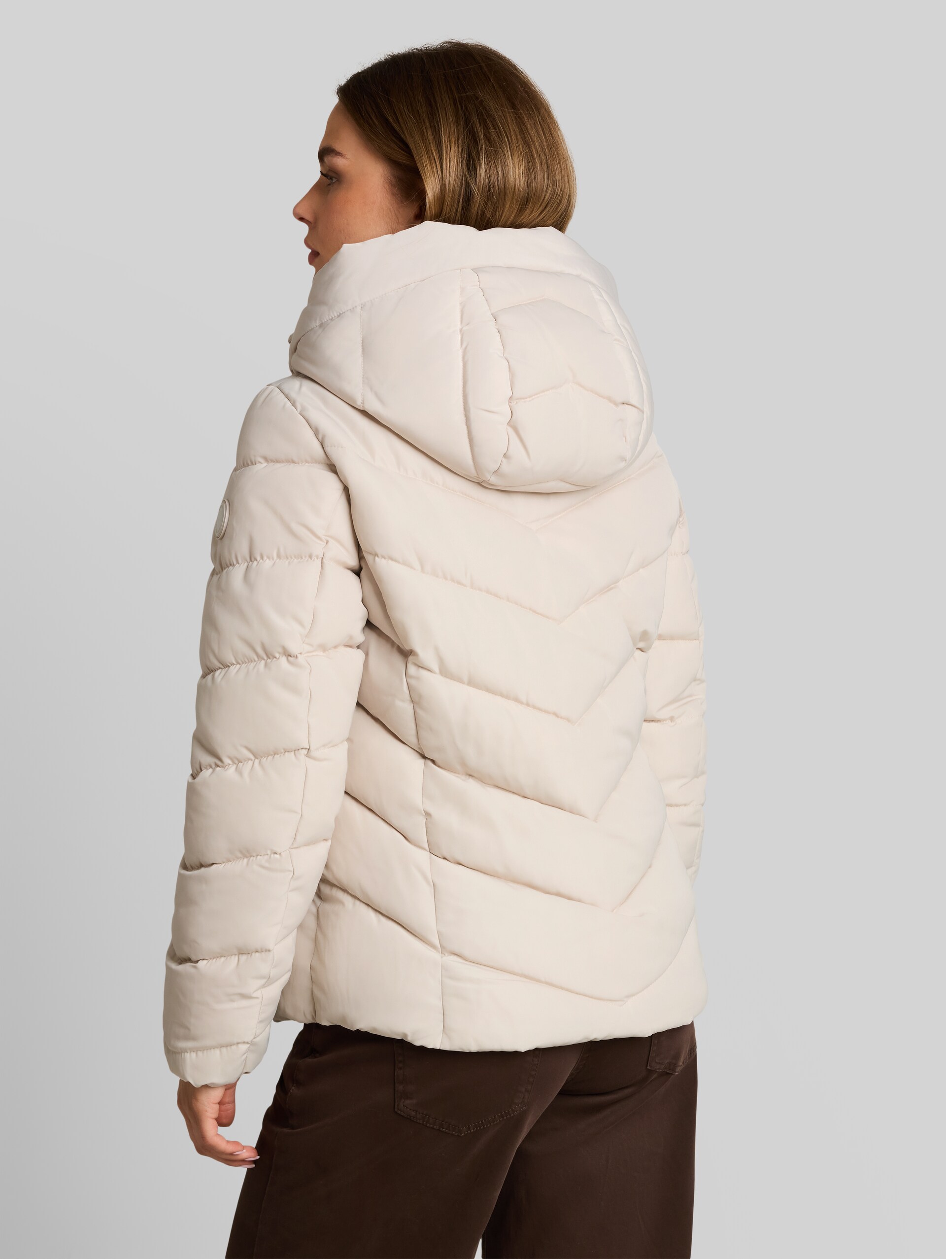 2-in-1 pufferjas met afneembaar inzetstuk - cold beige - Model-achteraanzicht