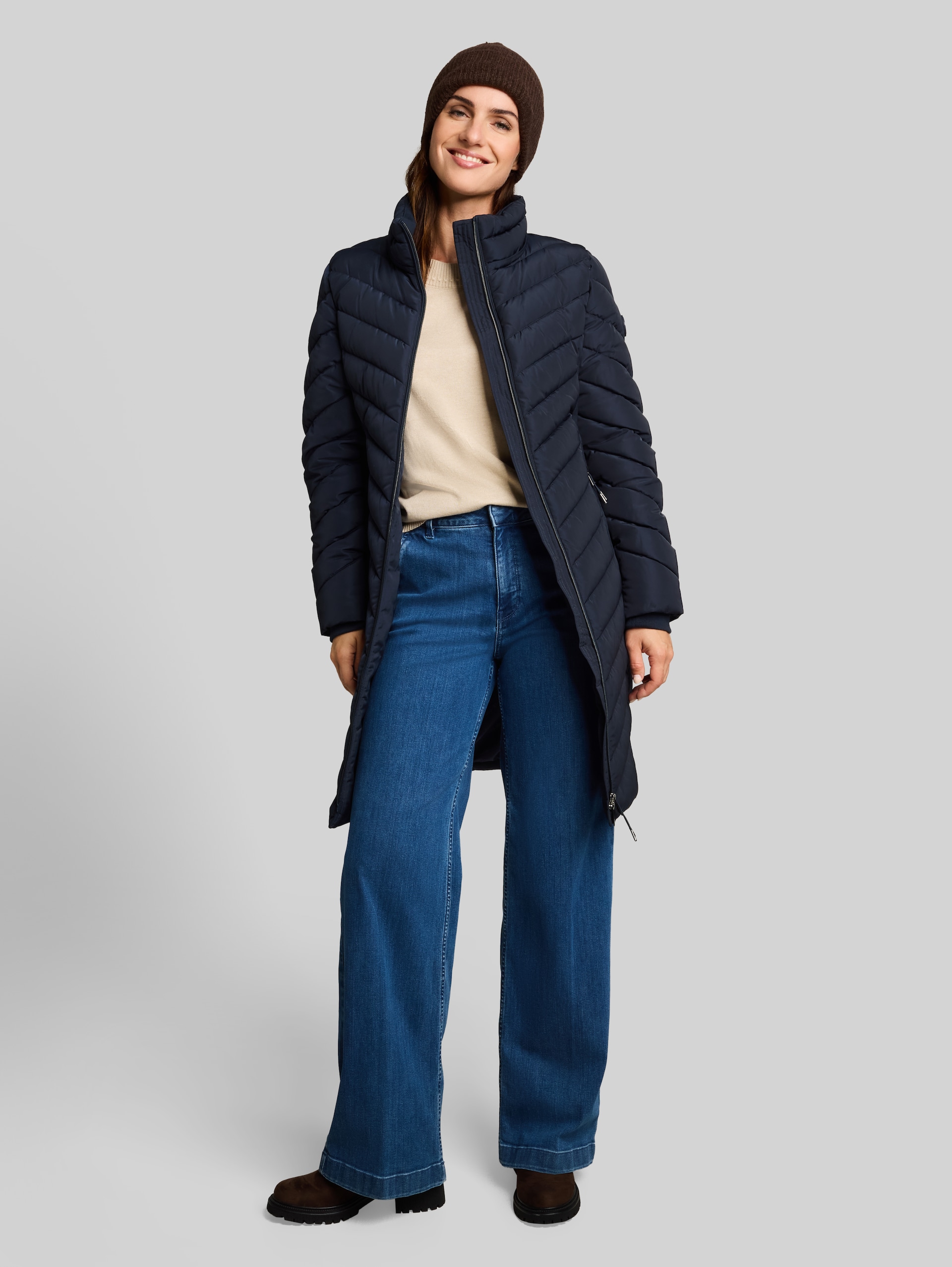 Puffer-Mantel mit abnehmbarer Kapuze - sky captain blue - seitliche Model-Ansicht