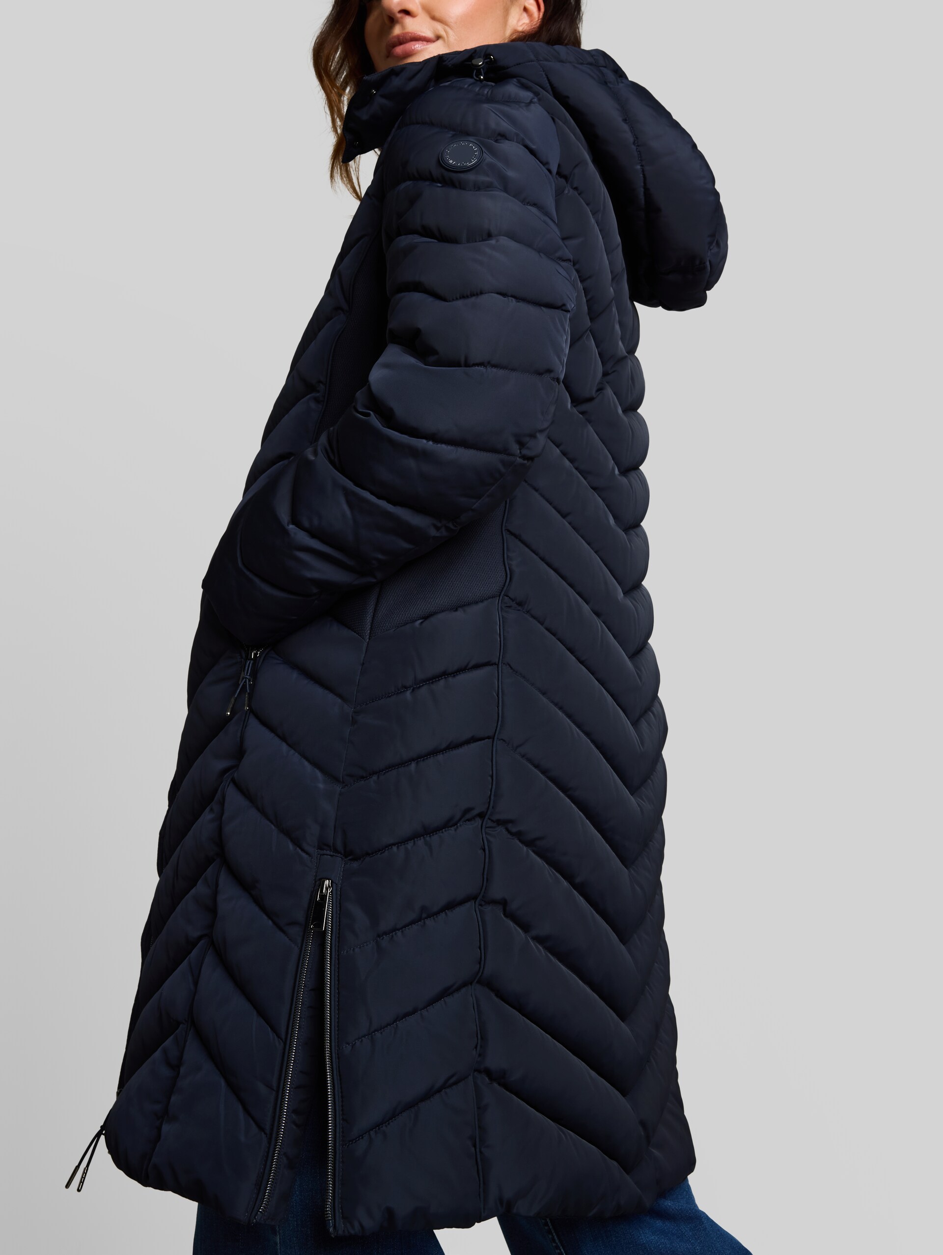 Puffer-Mantel mit abnehmbarer Kapuze - sky captain blue - Detail-Model-Ansicht