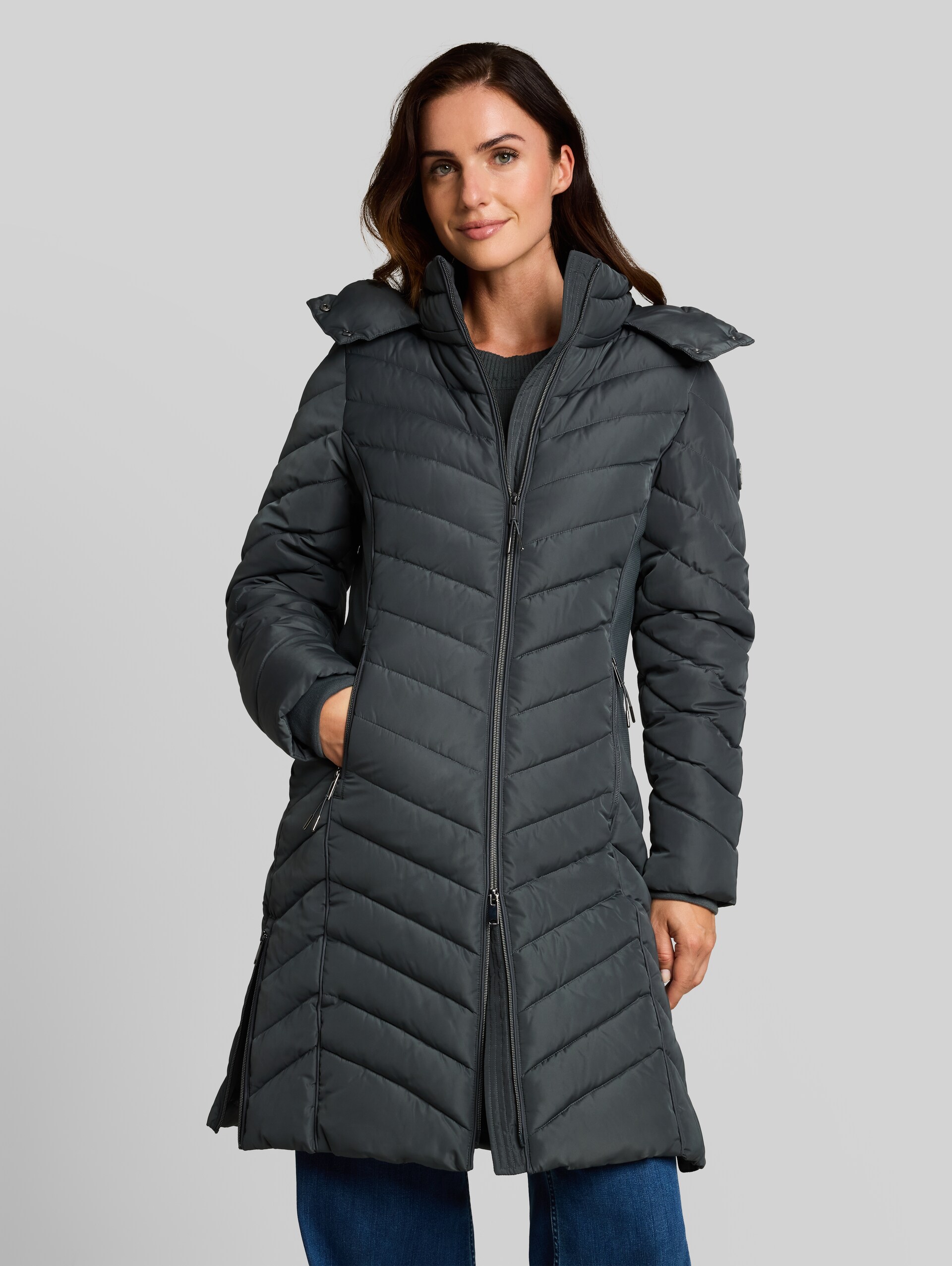 Puffer-Mantel mit abnehmbarer Kapuze - Darkest Olive - Model-Vorderansicht