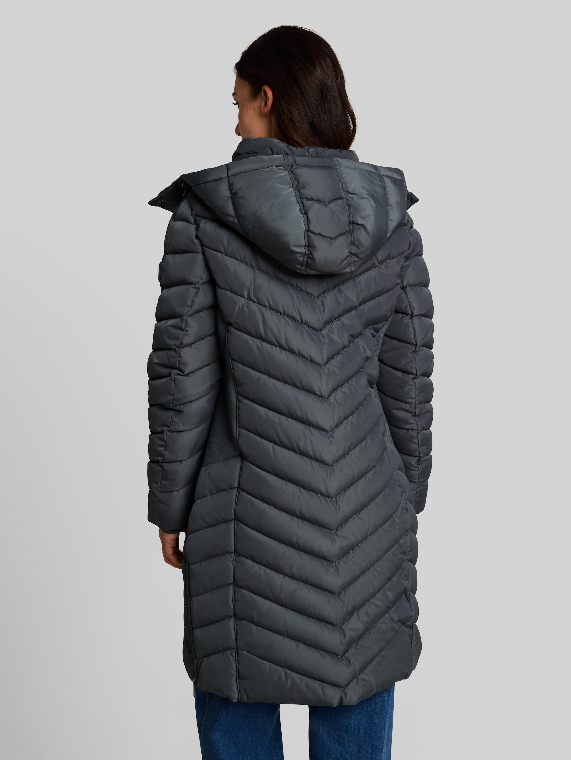 Puffer-Mantel mit abnehmbarer Kapuze - Darkest Olive - Model-Rückansicht