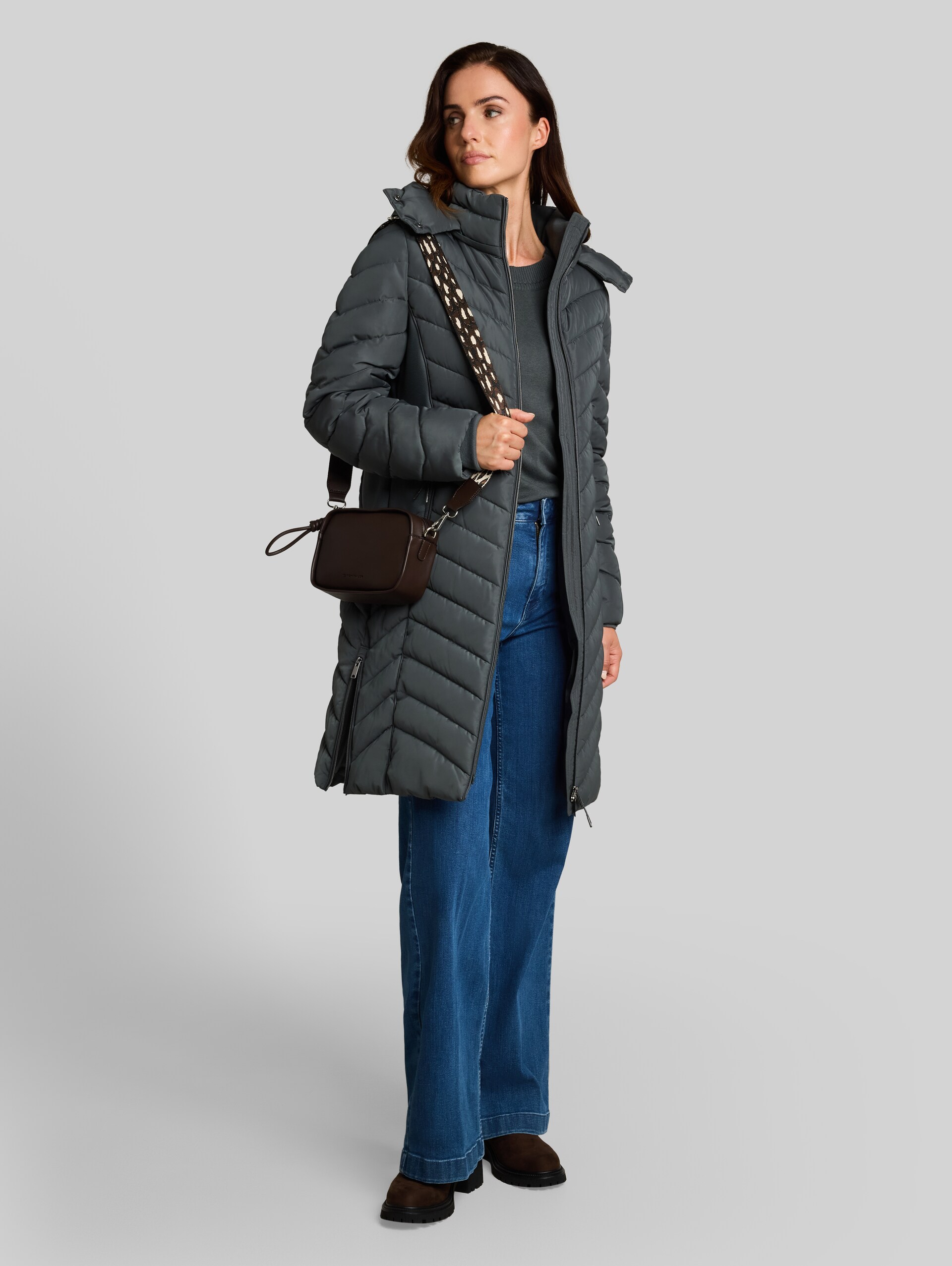 Puffer-Mantel mit abnehmbarer Kapuze - Darkest Olive - seitliche Model-Ansicht