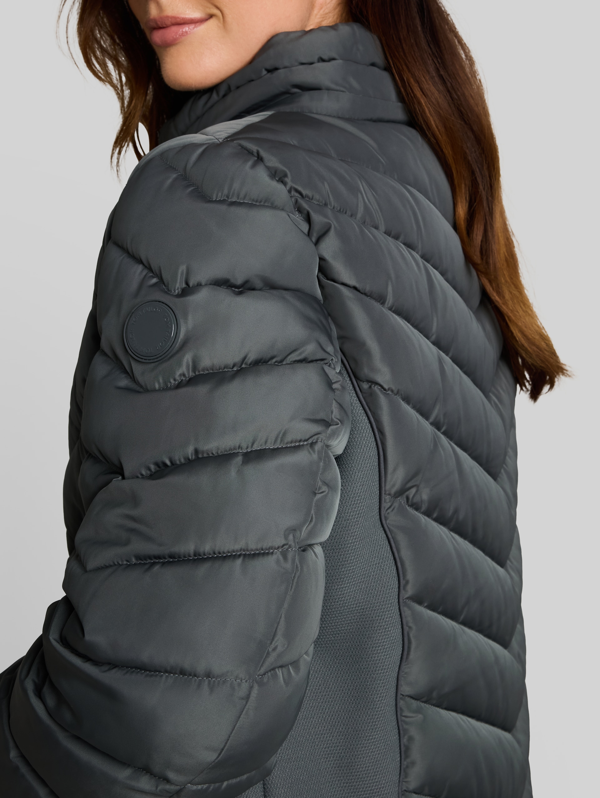 Puffer-Mantel mit abnehmbarer Kapuze - Darkest Olive - Detail-Model-Ansicht