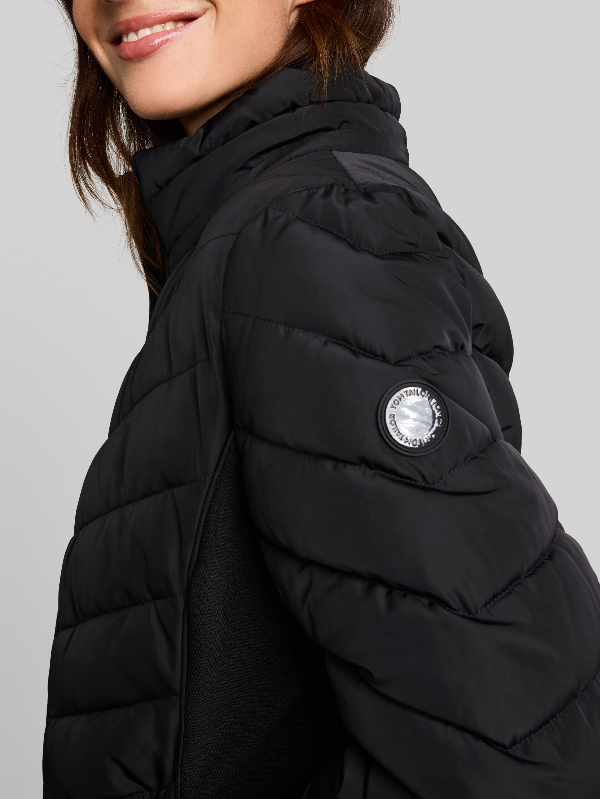 Puffer-Mantel mit abnehmbarer Kapuze - deep black - Detail-Model-Ansicht
