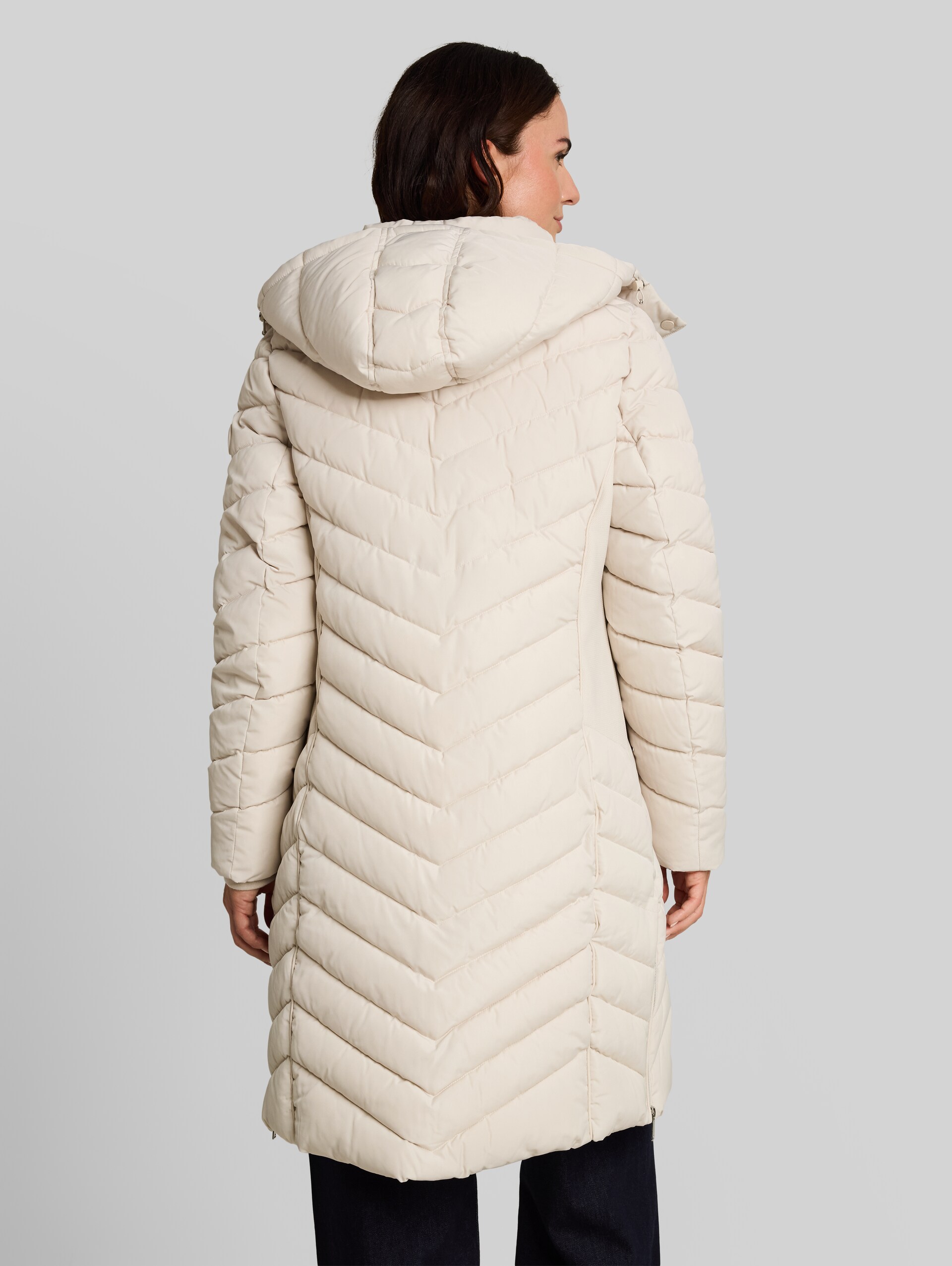 Puffer-Mantel mit abnehmbarer Kapuze - cold beige - Model-Rückansicht