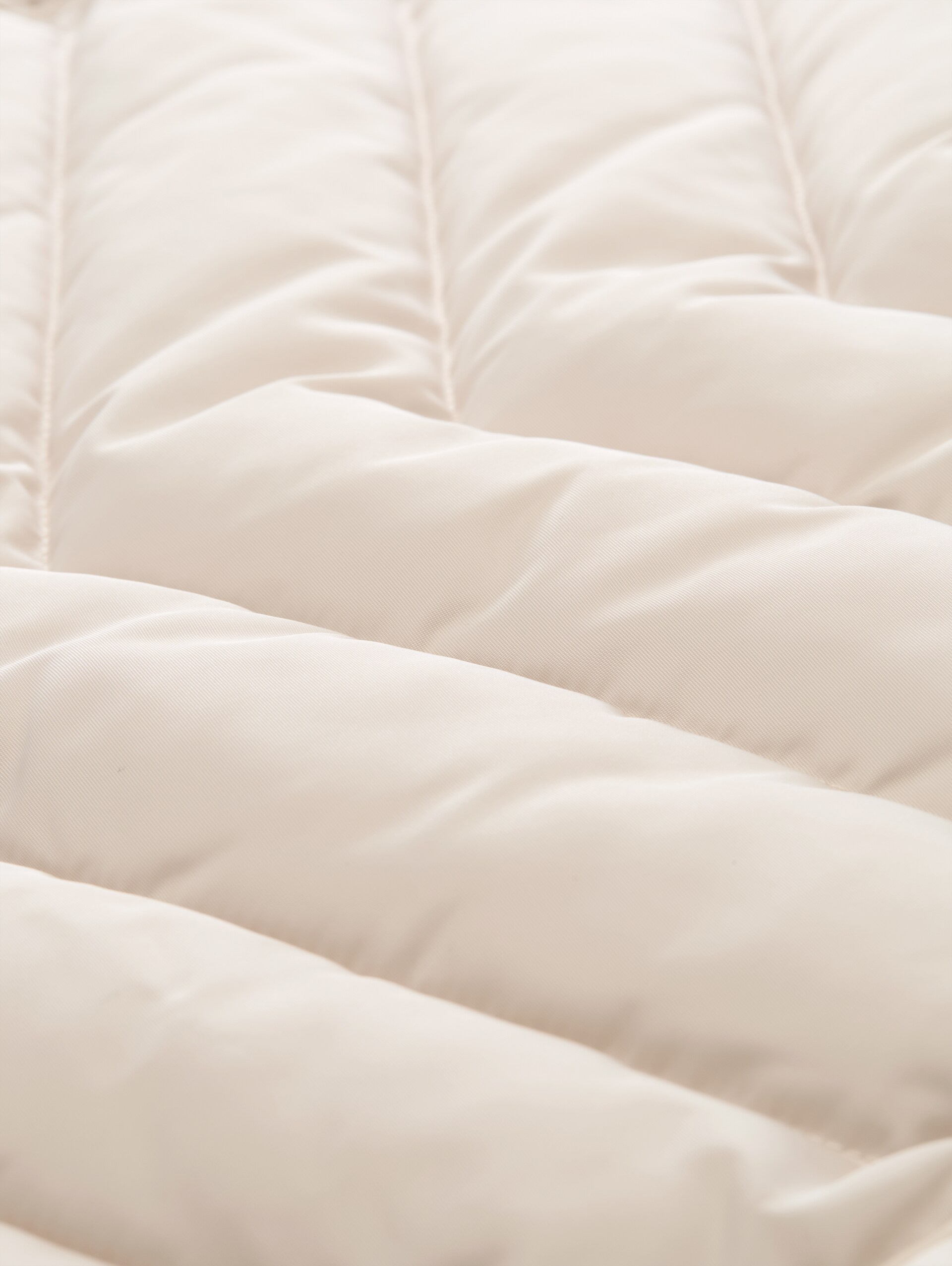 Puffer-Mantel mit abnehmbarer Kapuze - cold beige - Produkt-Detail-Ansicht