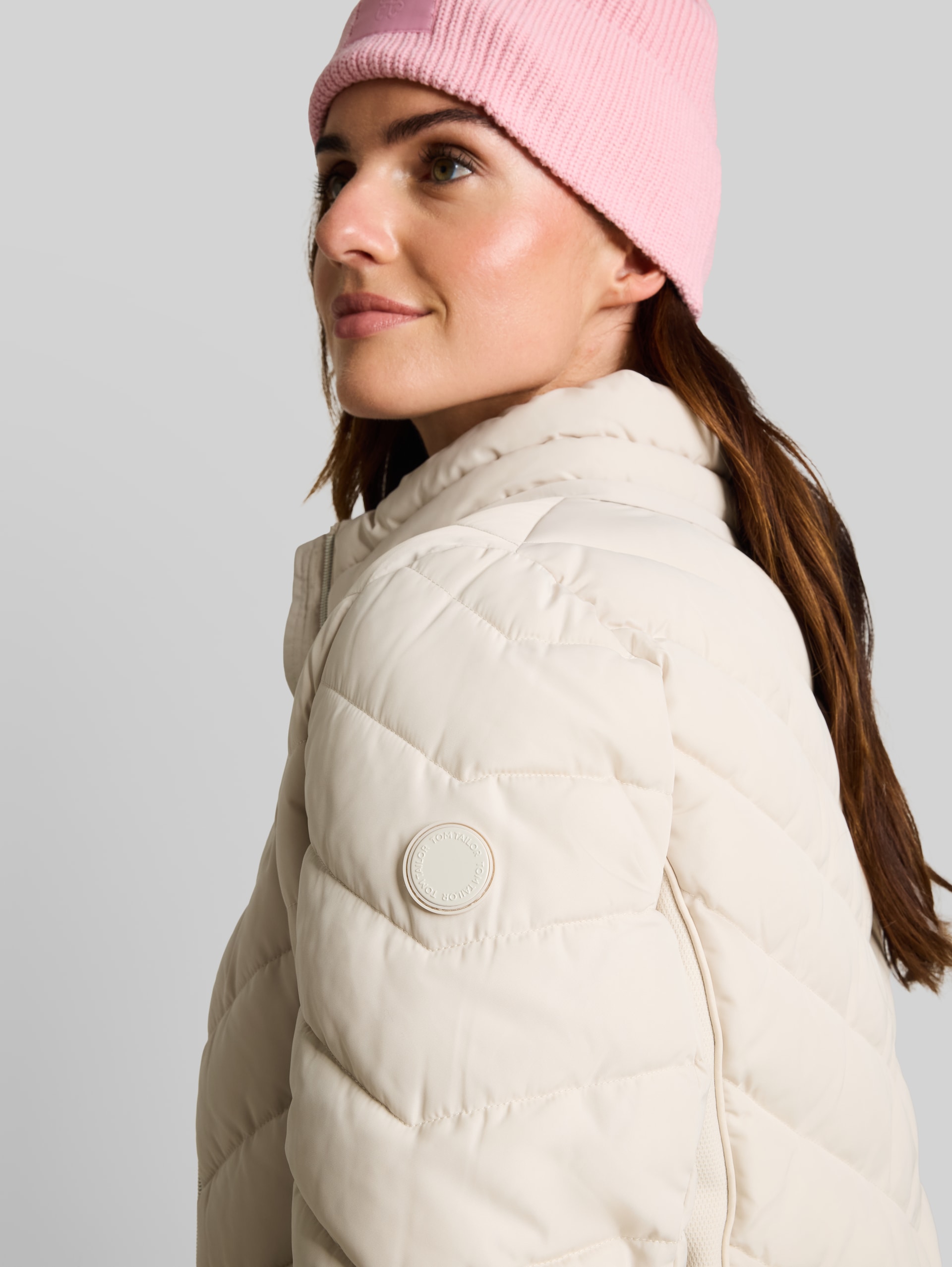 Puffer-Mantel mit abnehmbarer Kapuze - cold beige - Detail-Model-Ansicht