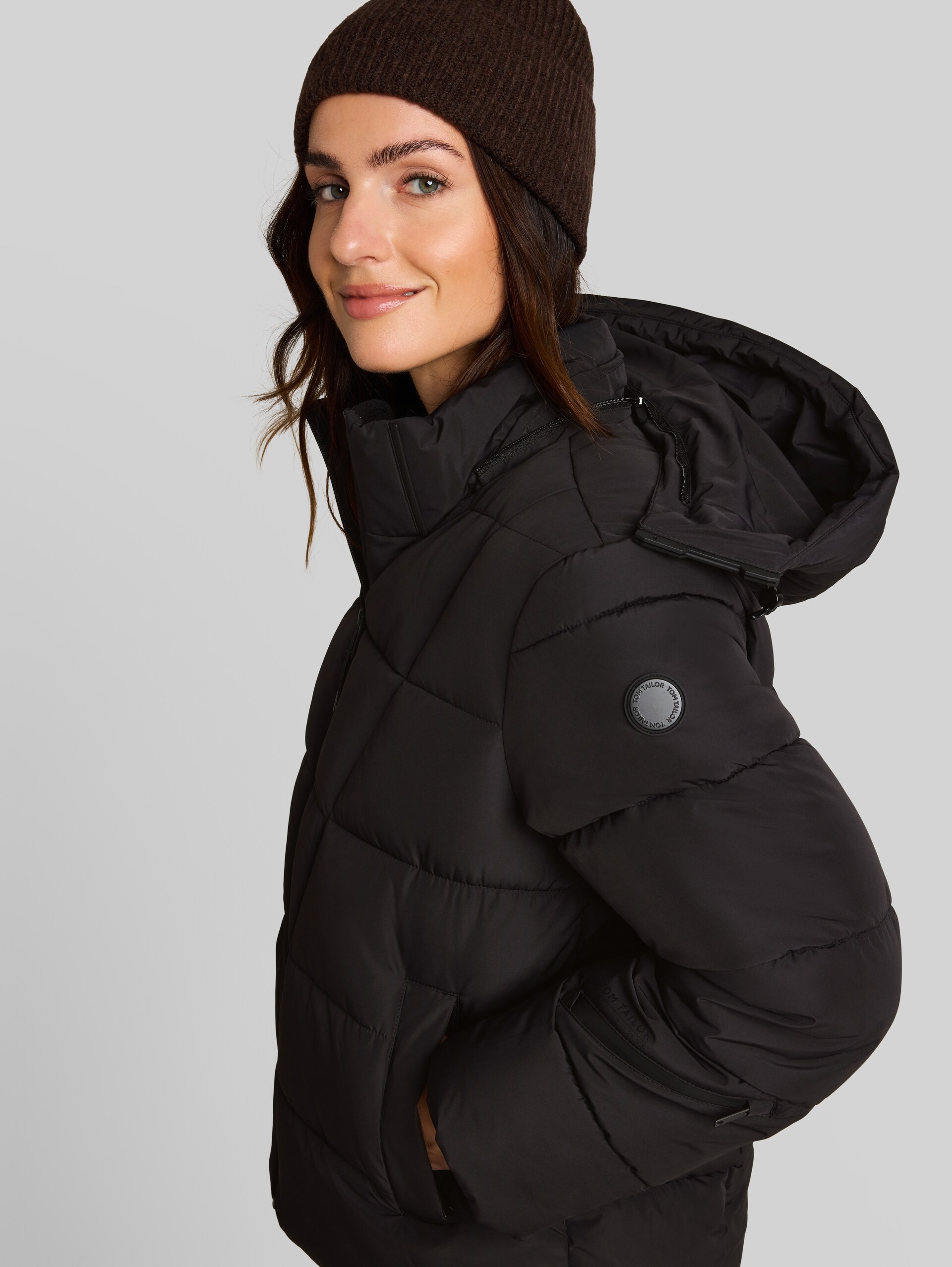 Veste matelassée à col montant et capuche - deep black - Vue détaillée du modèle