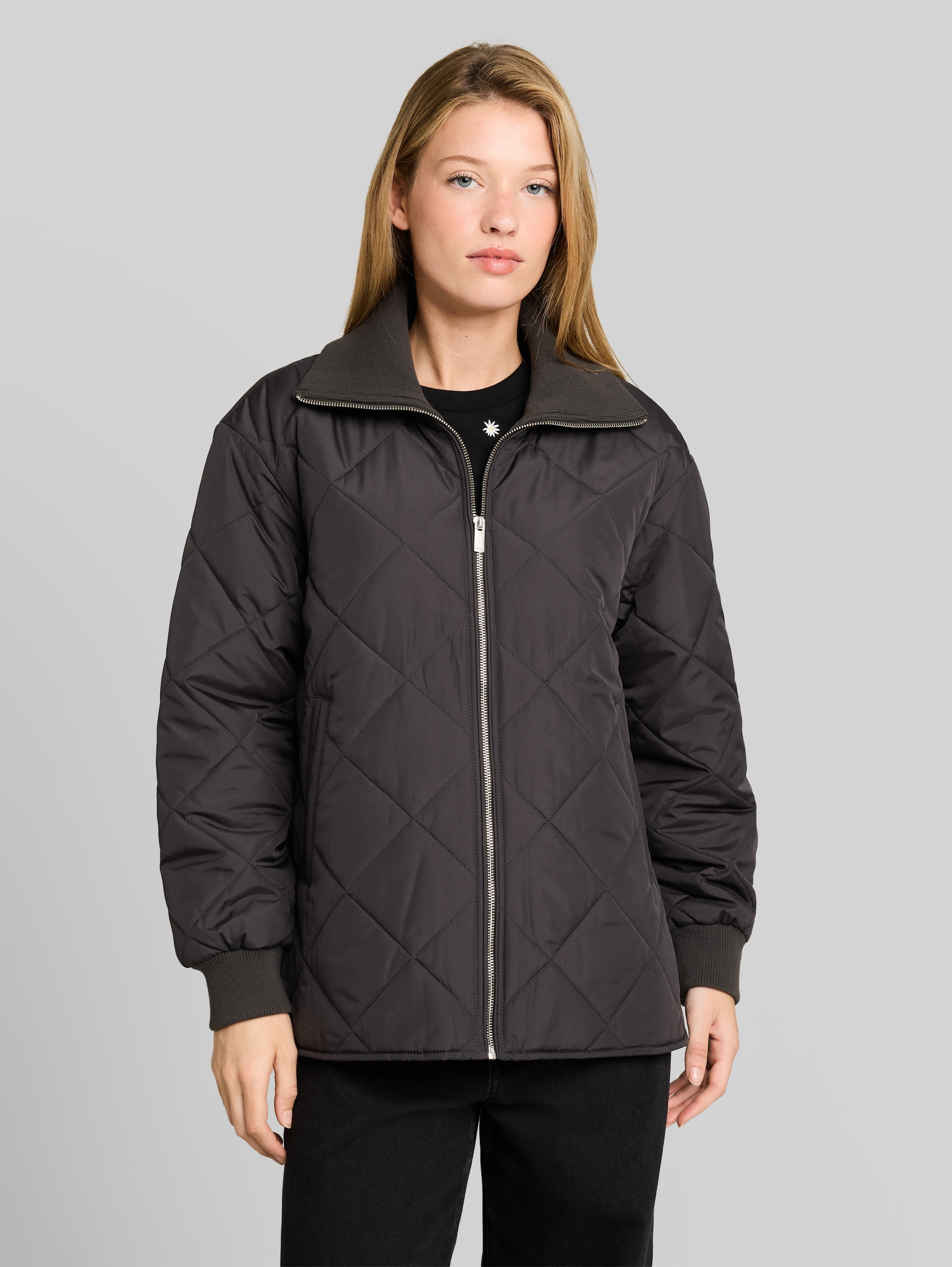 Steppjacke mit Stehkragen - Coal Mine Grey - Model-Vorderansicht