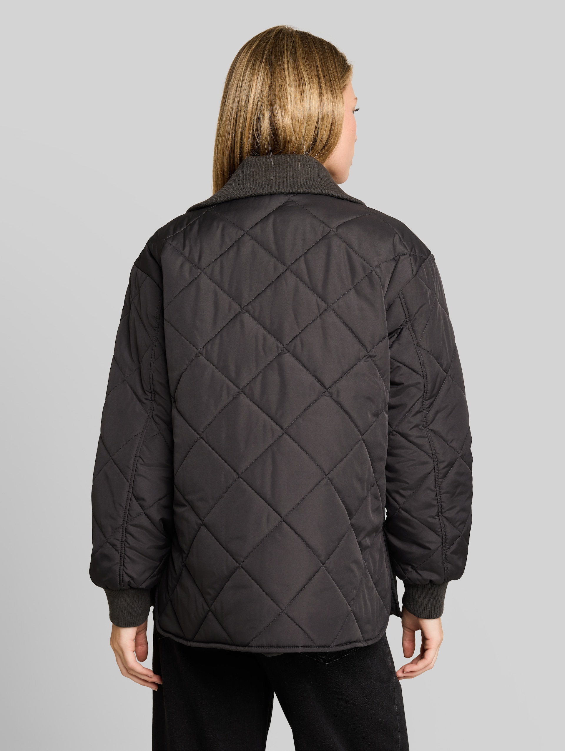 Steppjacke mit Stehkragen - Coal Mine Grey - Model-Rückansicht