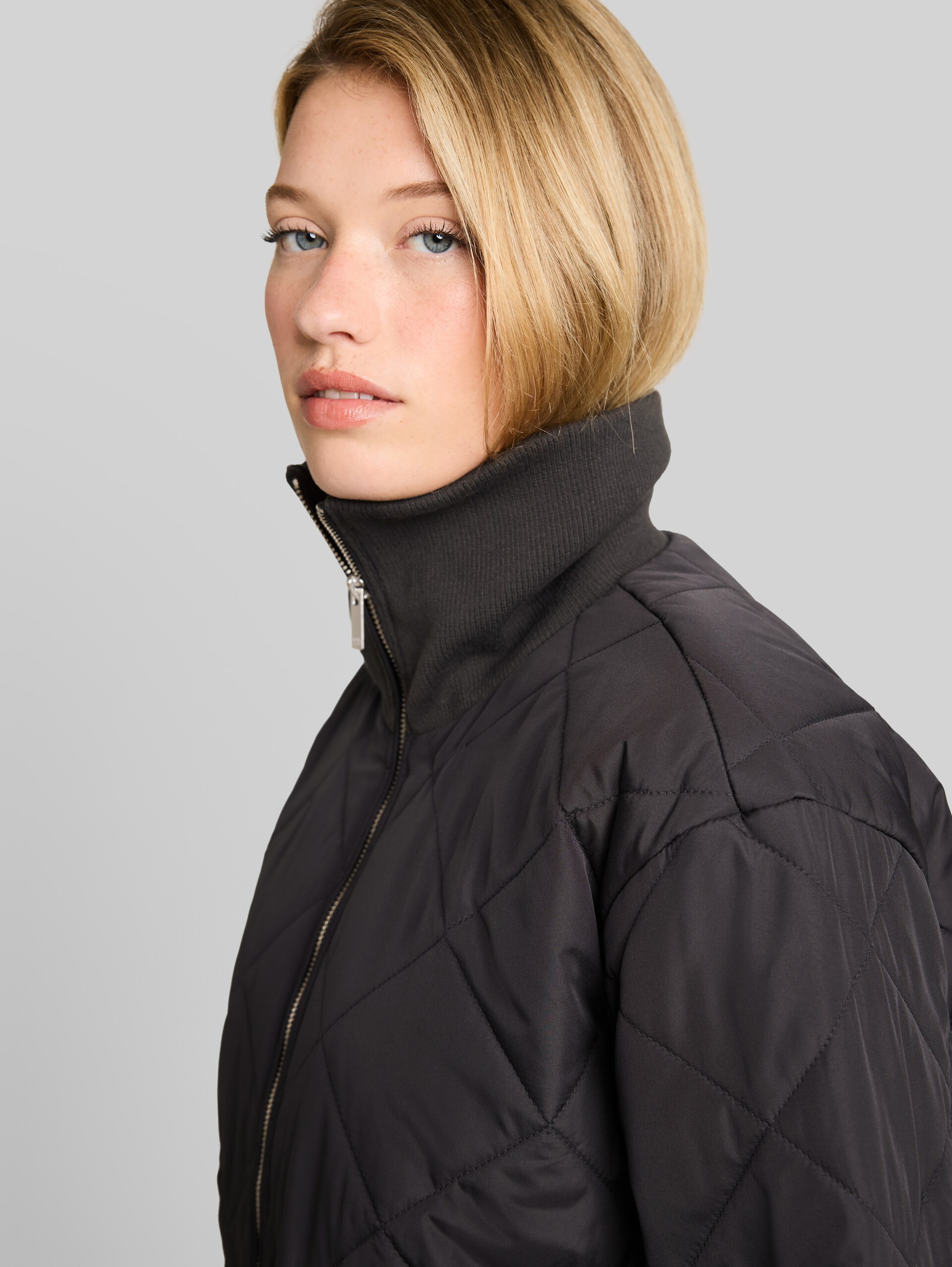 Steppjacke mit Stehkragen - Coal Mine Grey - Detail-Model-Ansicht