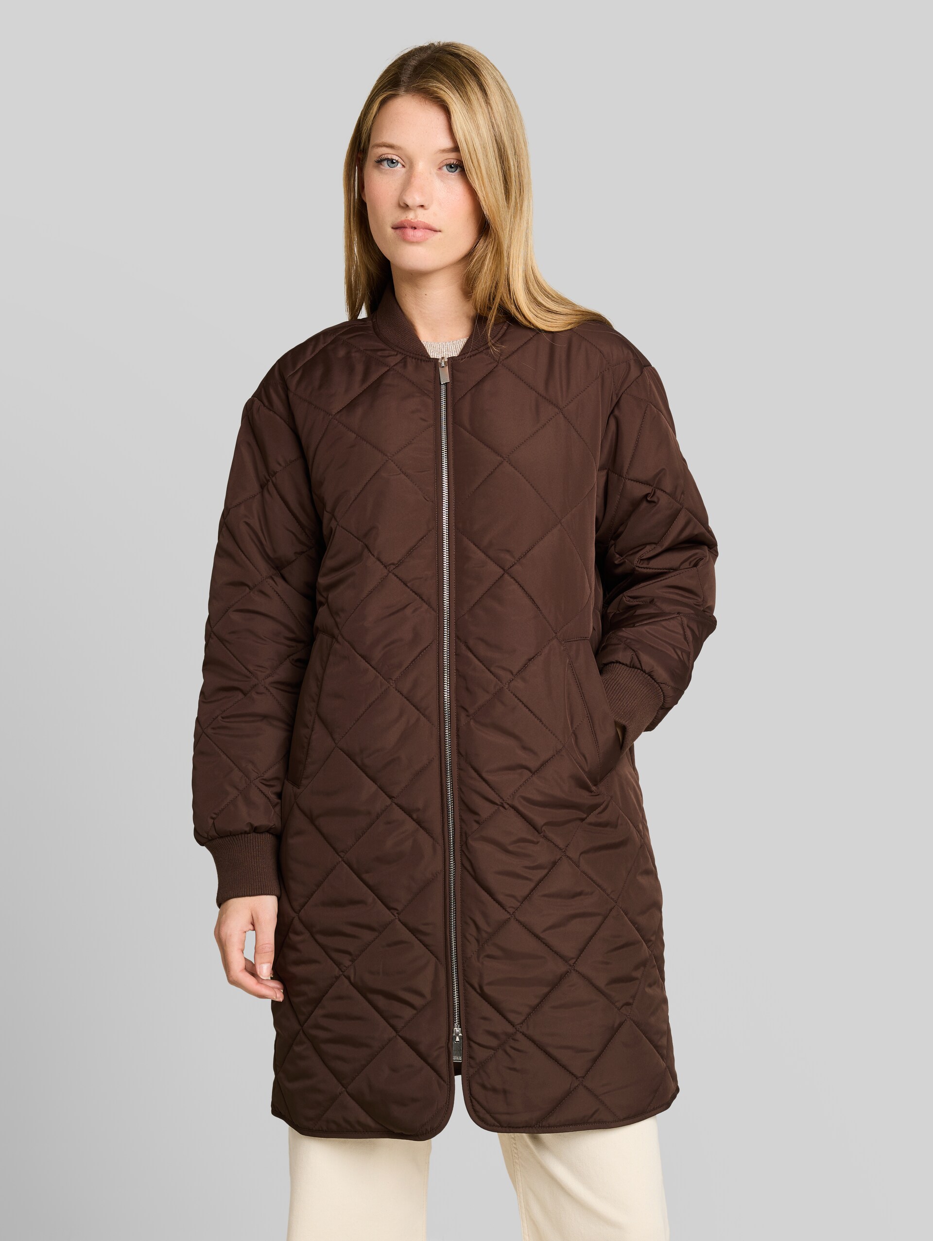 Steppmantel mit Bomberkragen - cool dark brown - Model-Vorderansicht