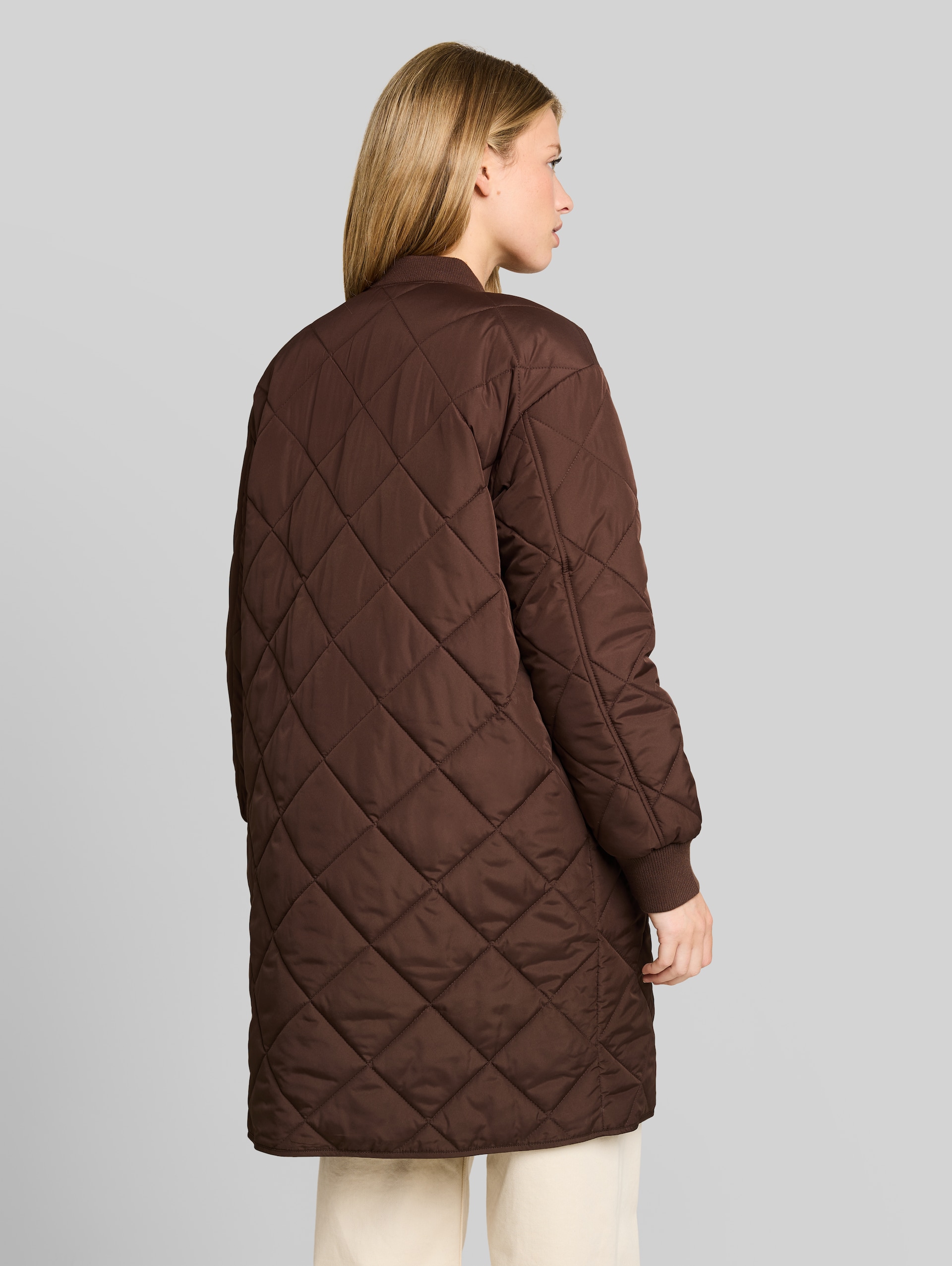 Steppmantel mit Bomberkragen - cool dark brown - Model-Rückansicht