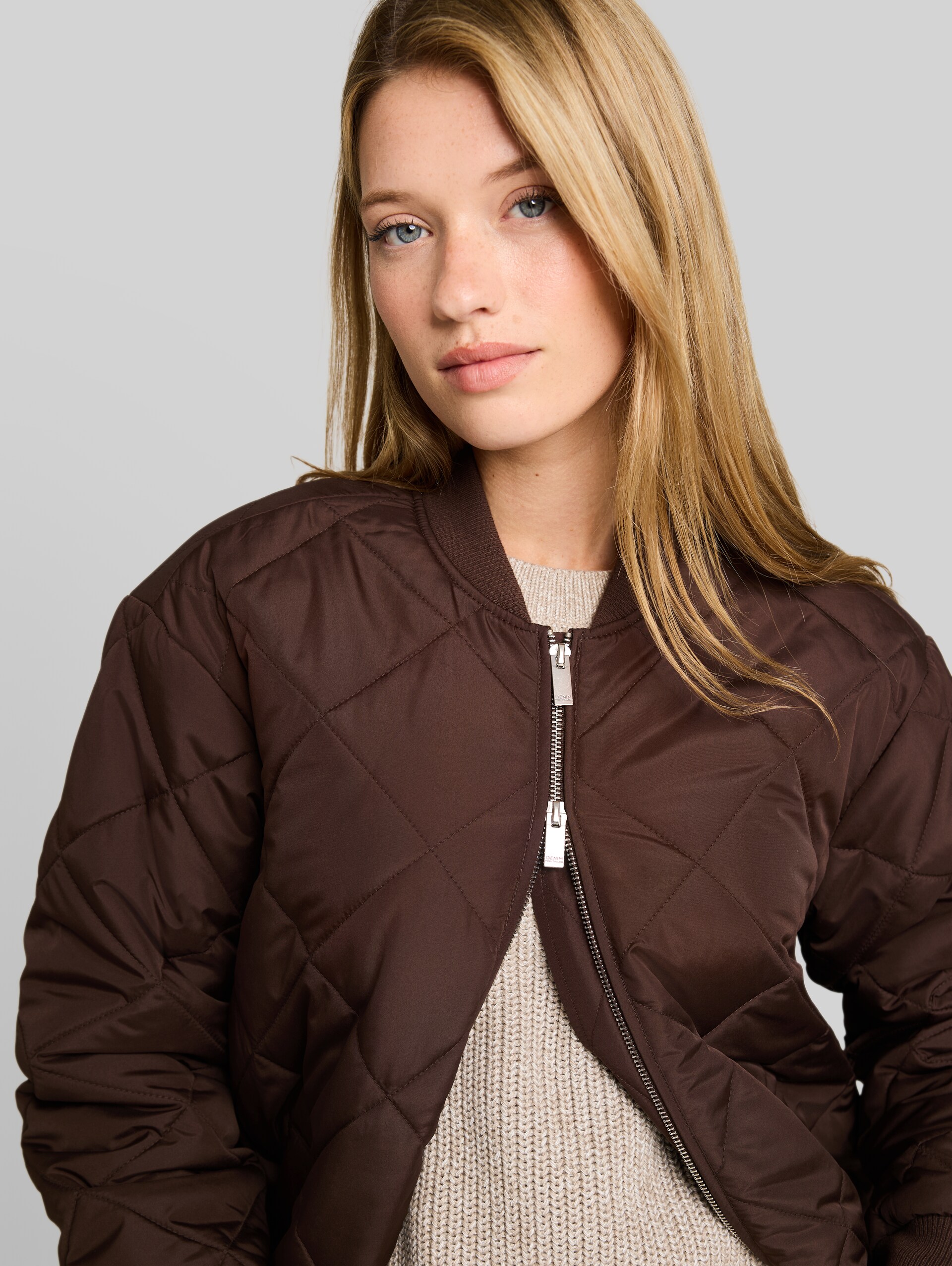 Steppmantel mit Bomberkragen - cool dark brown - Detail-Model-Ansicht
