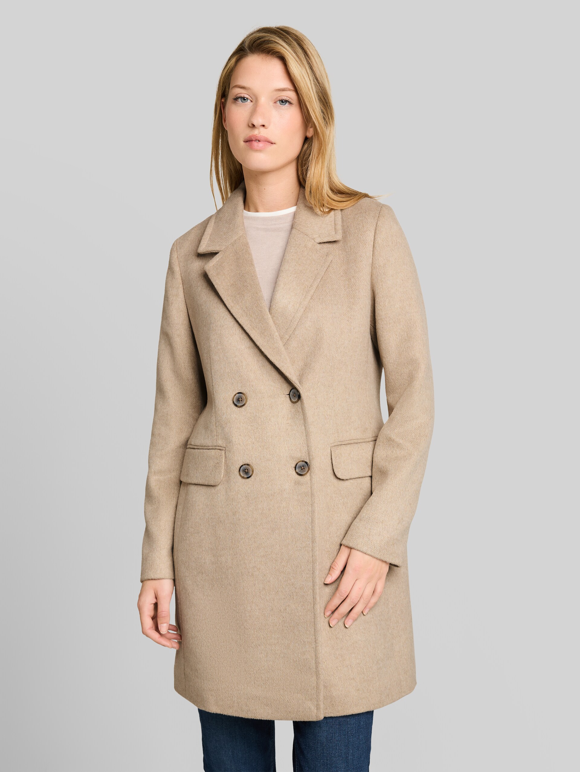 Slim-fit coat with pockets - mink beige melange - Model front view