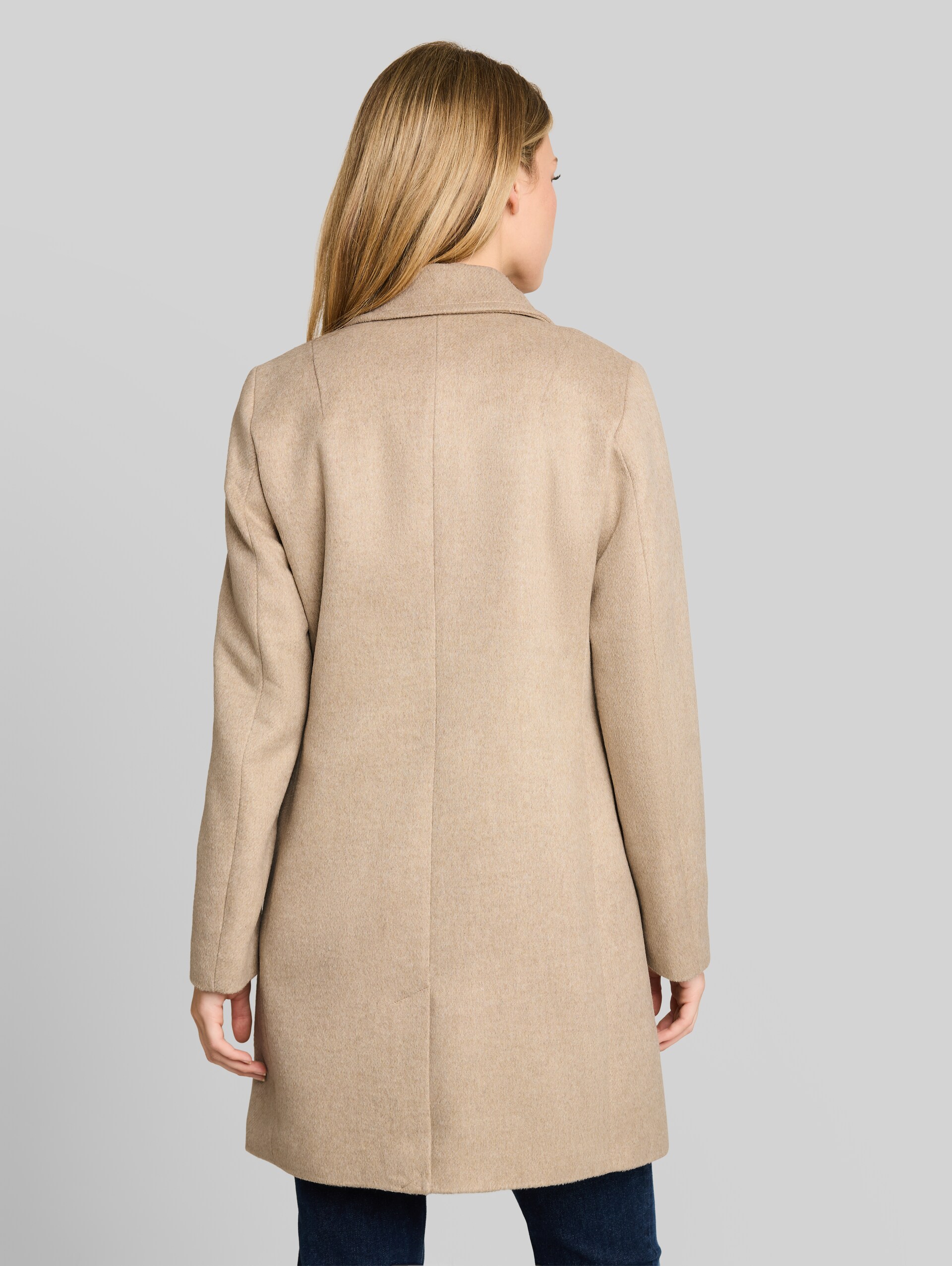 Slim-fit coat with pockets - mink beige melange - Model-back view