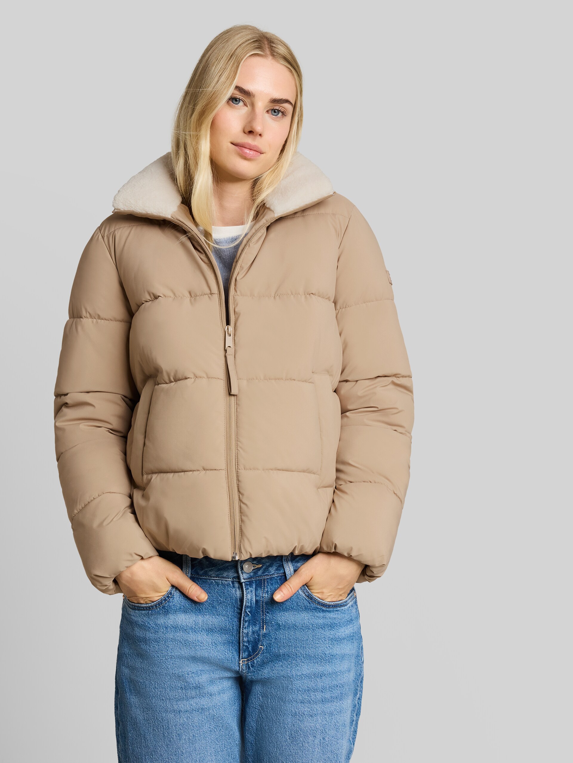 Puffer-Jacke mit Teddy-Kragen - Mink Beige - Model-Vorderansicht
