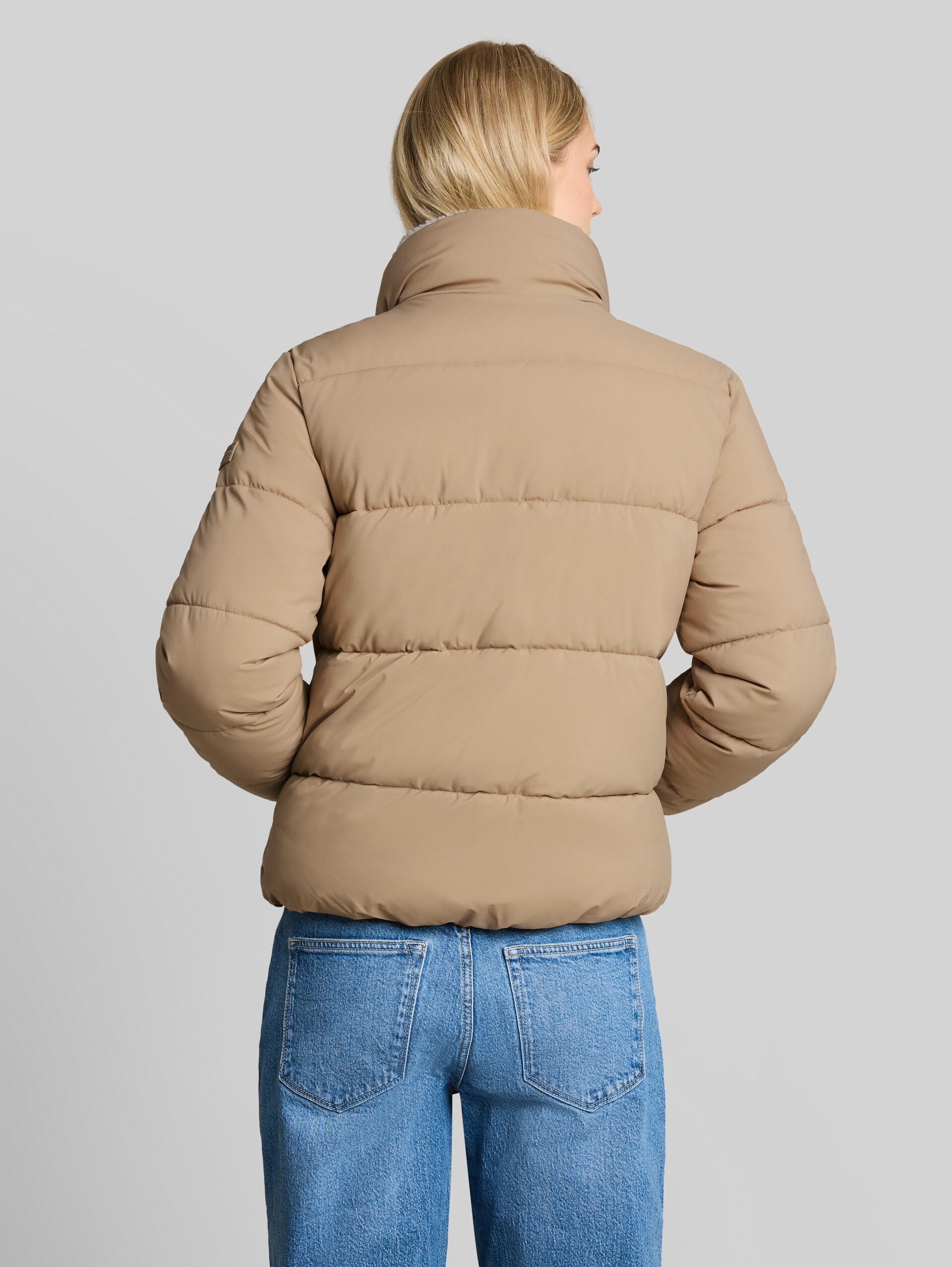 Puffer-Jacke mit Teddy-Kragen - Mink Beige - Model-Rückansicht