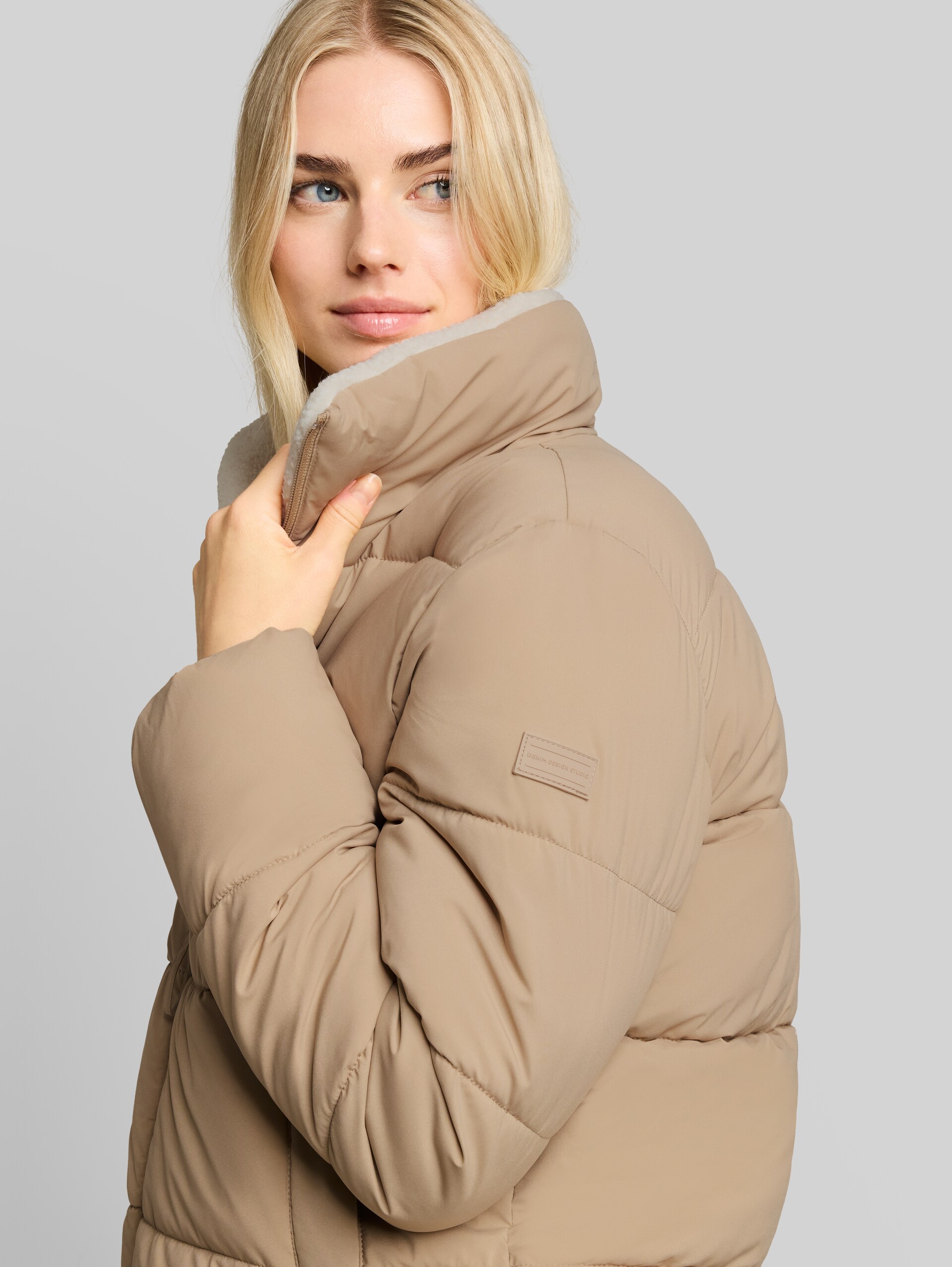 Puffer-Jacke mit Teddy-Kragen - Mink Beige - Detail-Model-Ansicht