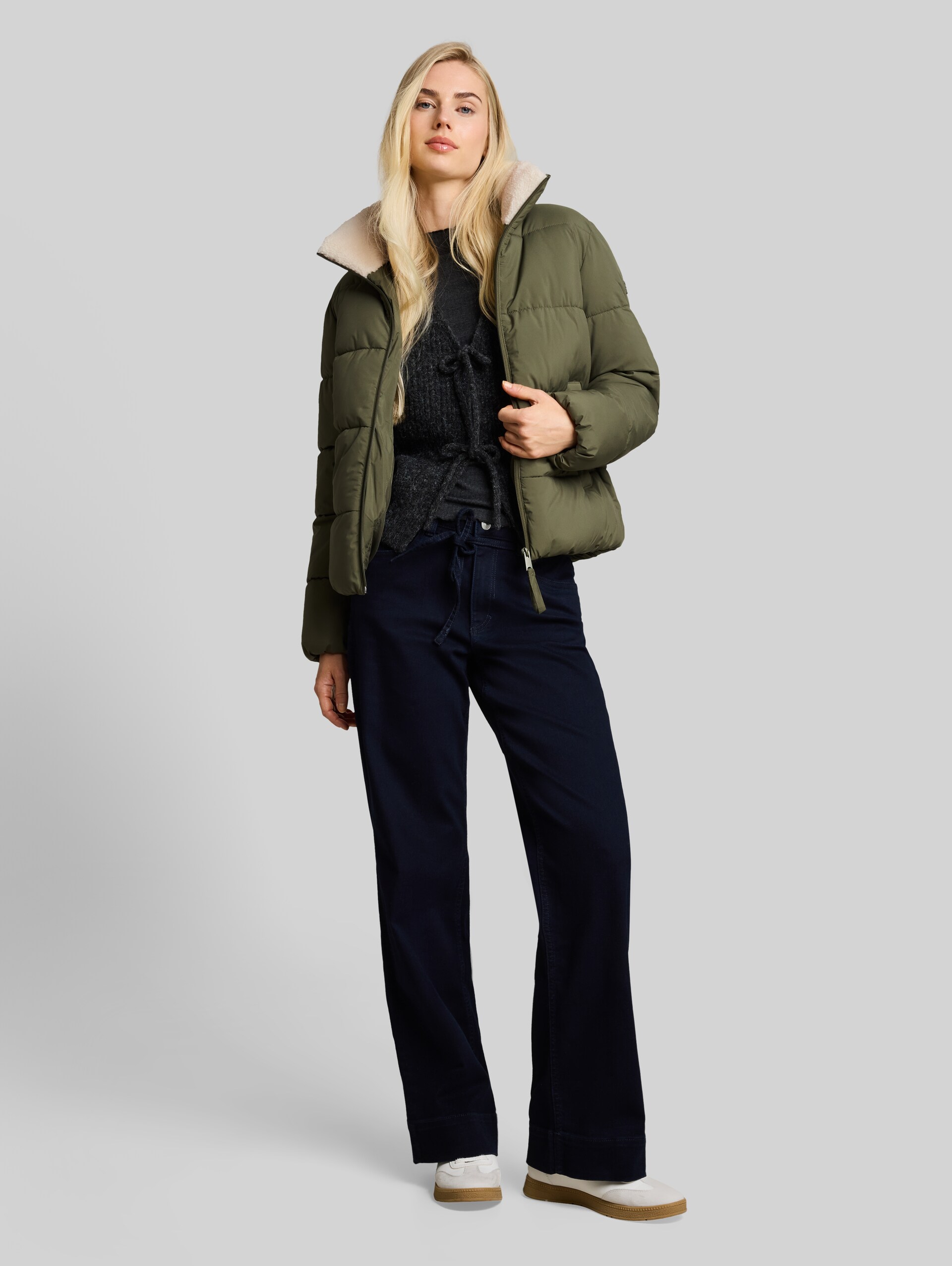 Veste matelassée à col en peluche - urban olive green - vue latérale du modèle
