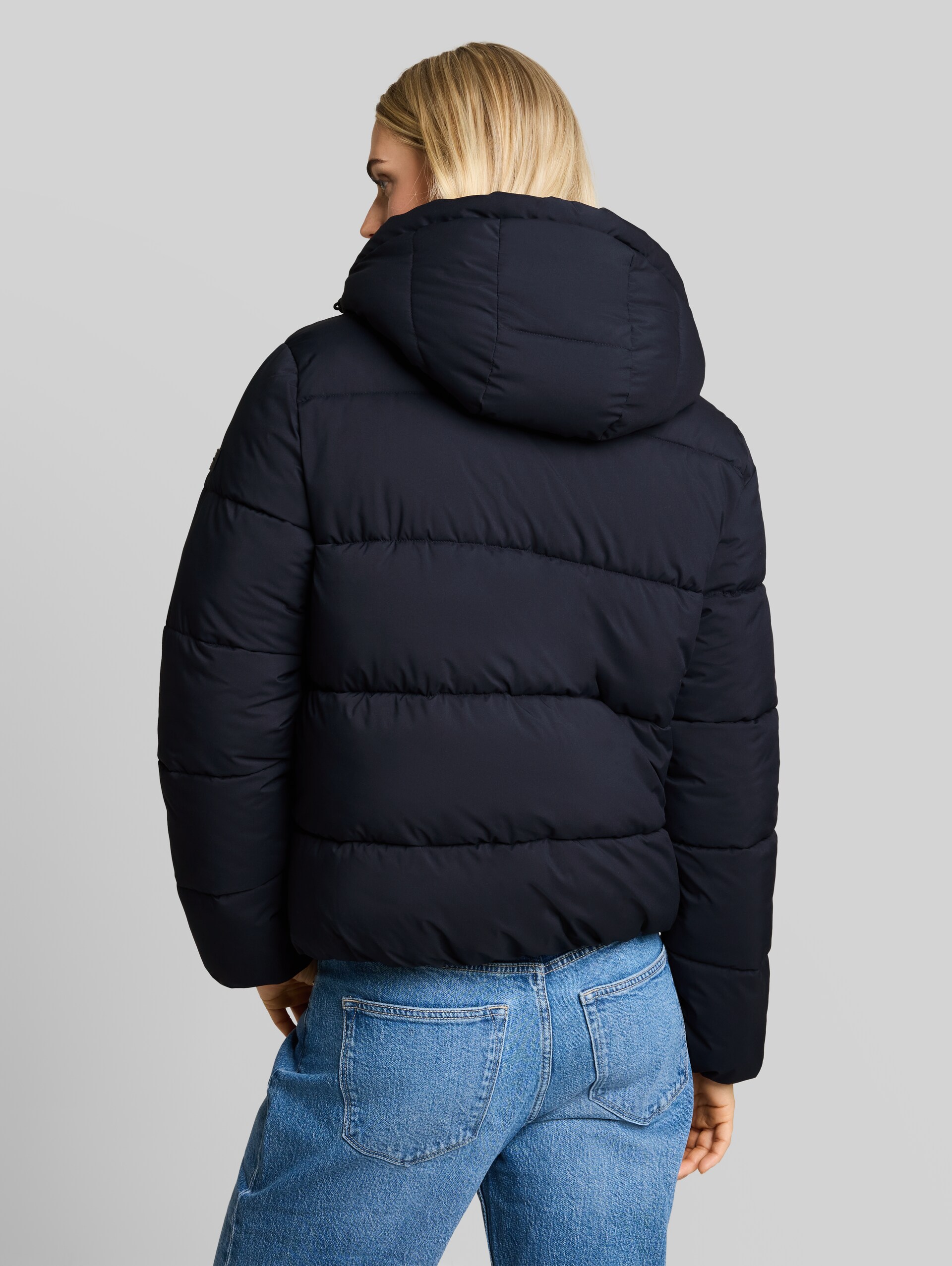 Pufferjack van waterafstotend materiaal - sky captain blue - Model-achteraanzicht