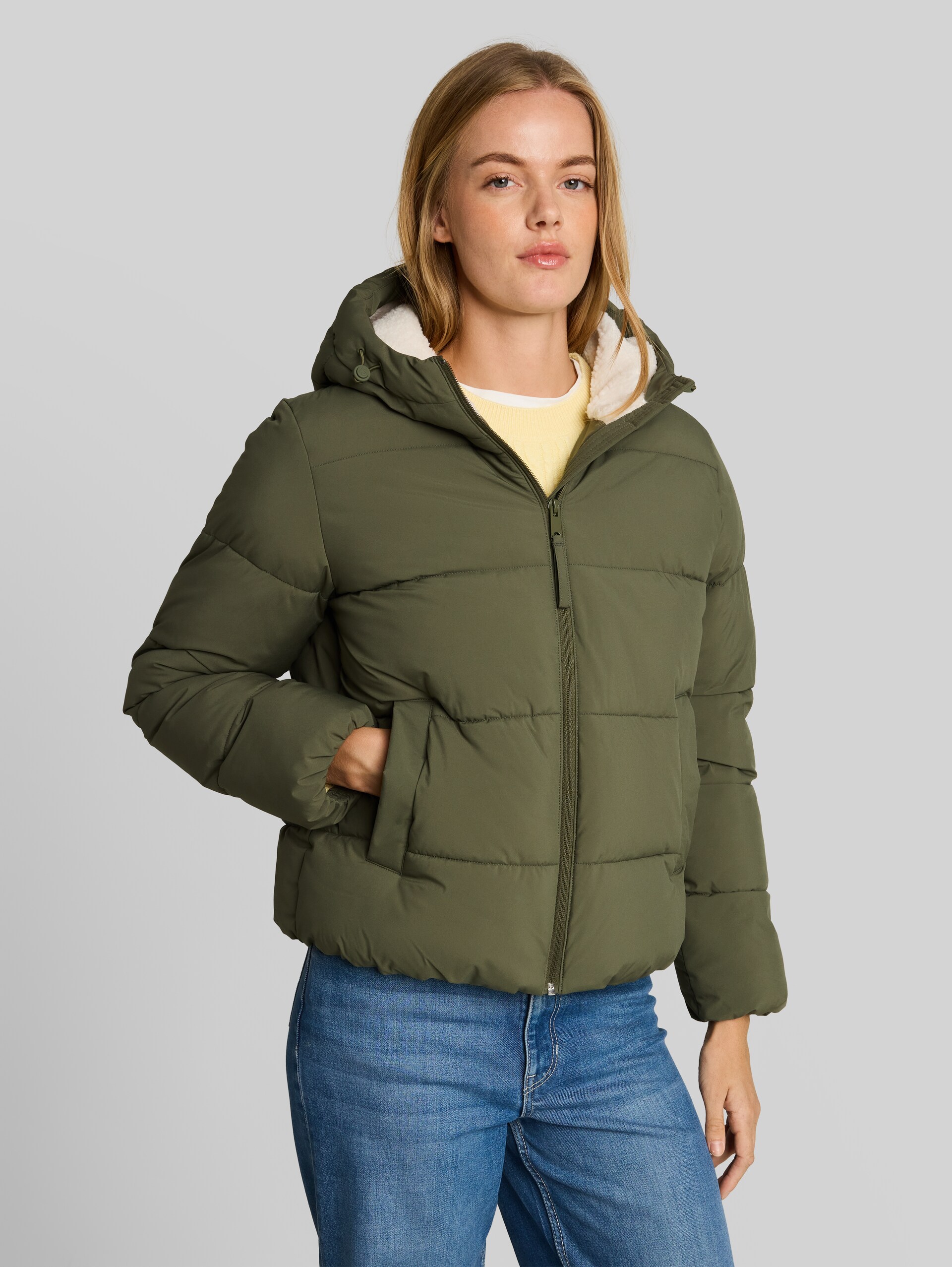 Pufferjack van waterafstotend materiaal - urban olive green - Model vooraanzicht