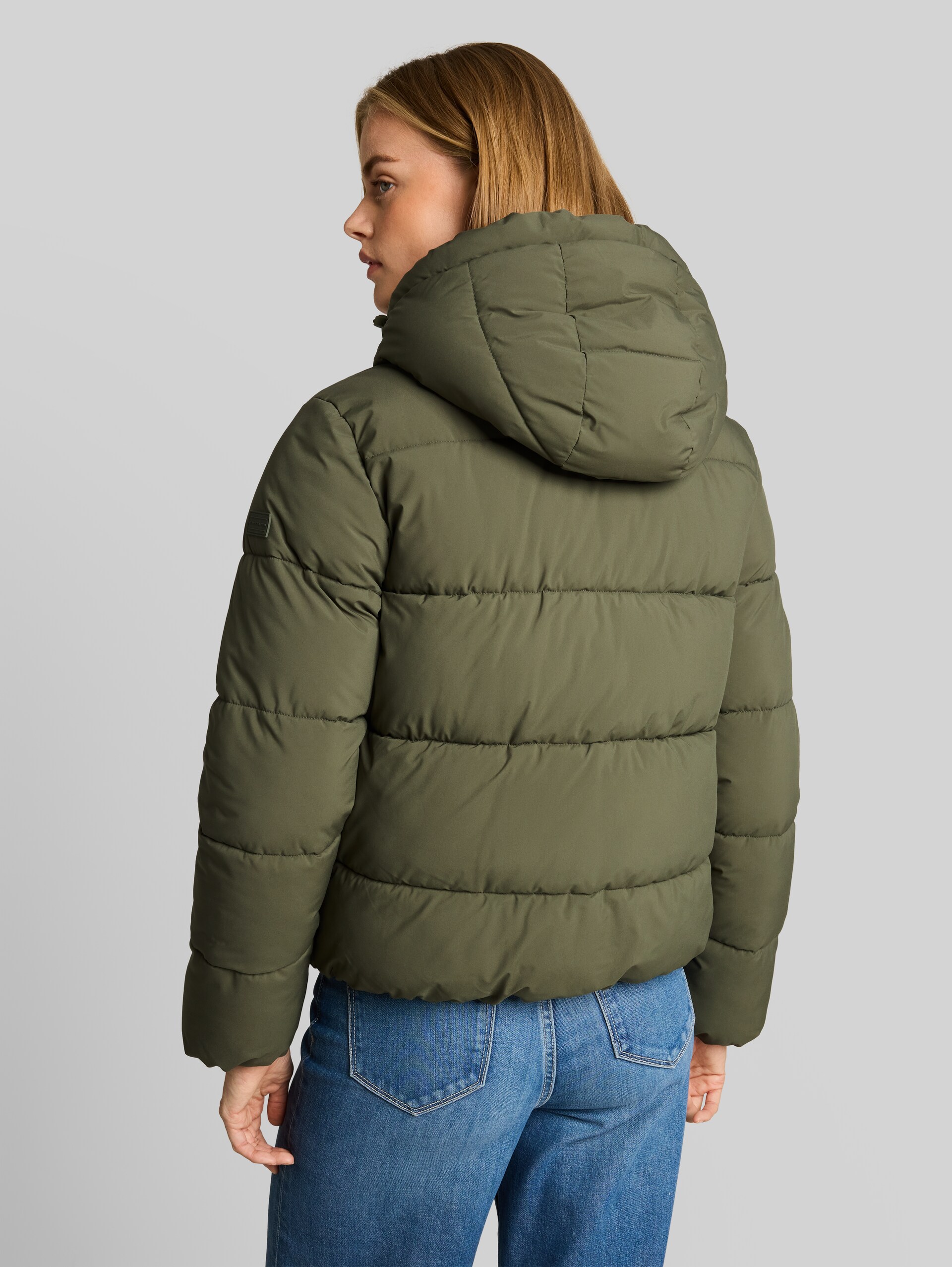 Pufferjack van waterafstotend materiaal - urban olive green - Model-achteraanzicht