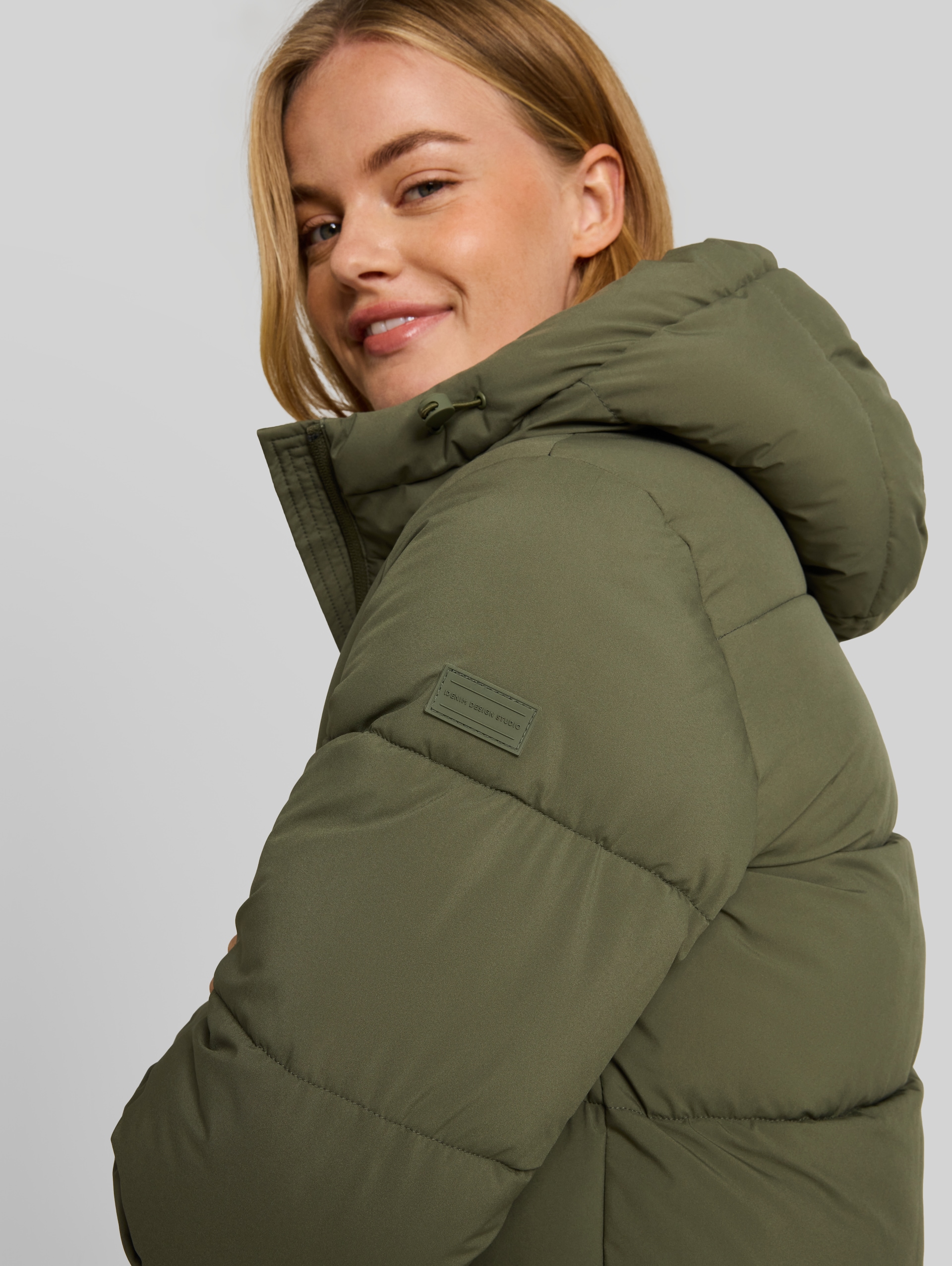 Pufferjack van waterafstotend materiaal - urban olive green - Detailaanzicht model