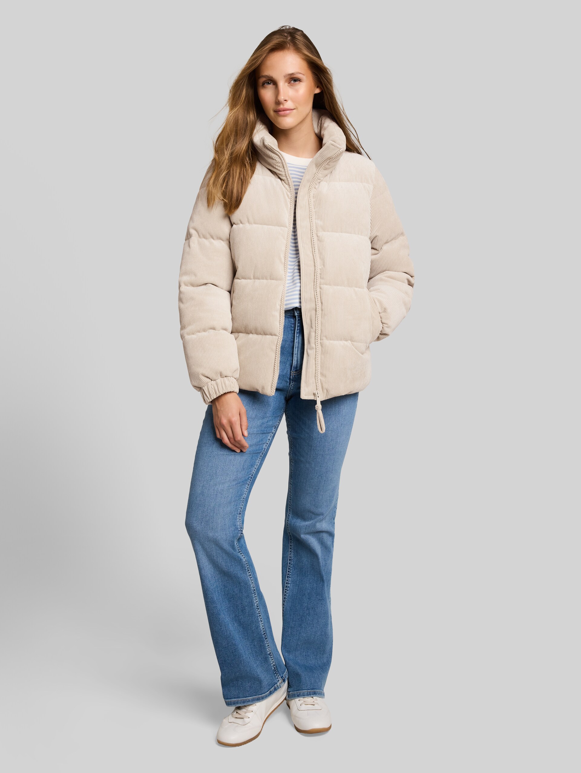 Cord Jacke aus wasserabweisendem Material - Cashew Beige - seitliche Model-Ansicht