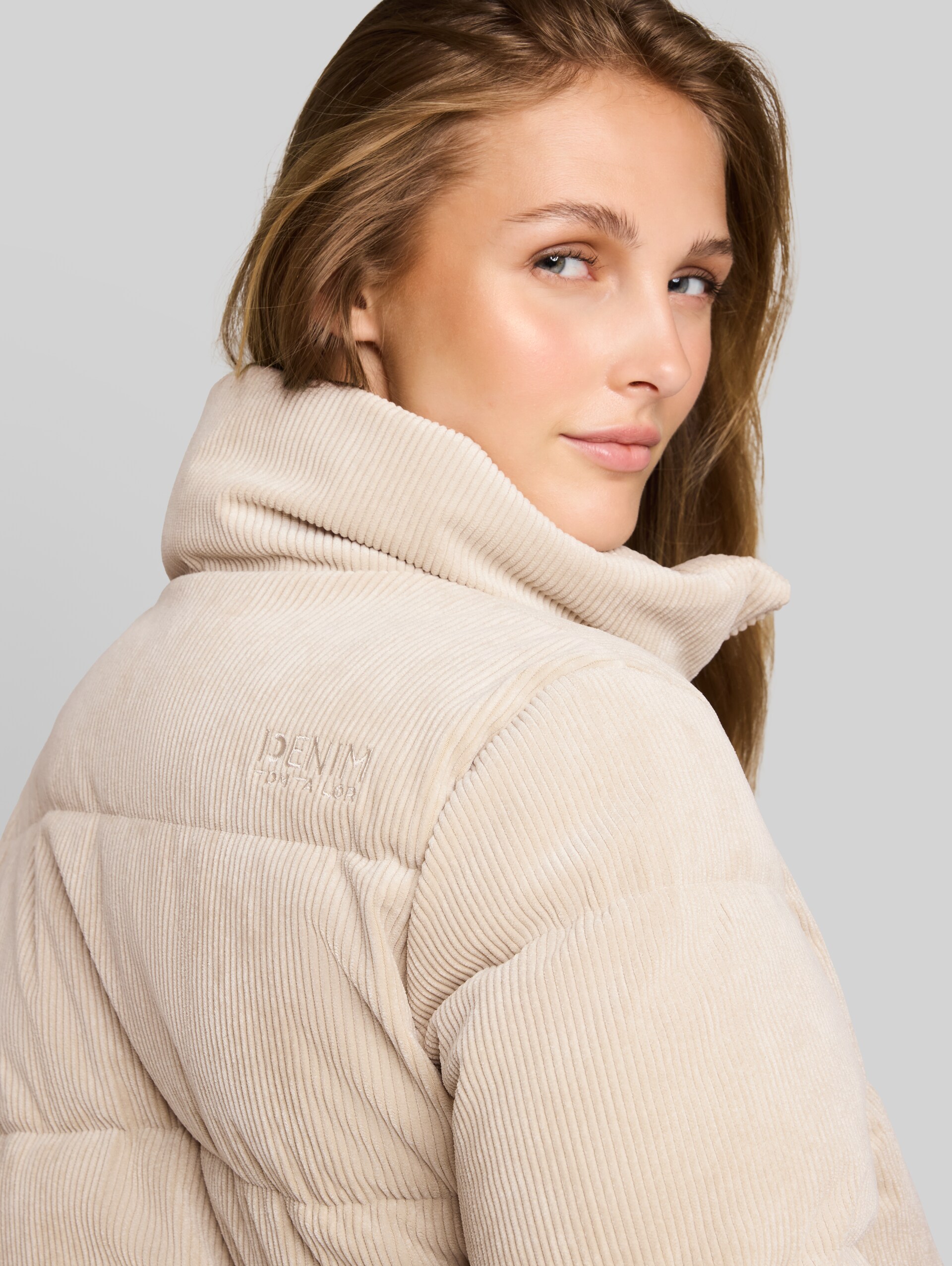 Cord Jacke aus wasserabweisendem Material - Cashew Beige - Detail-Model-Ansicht