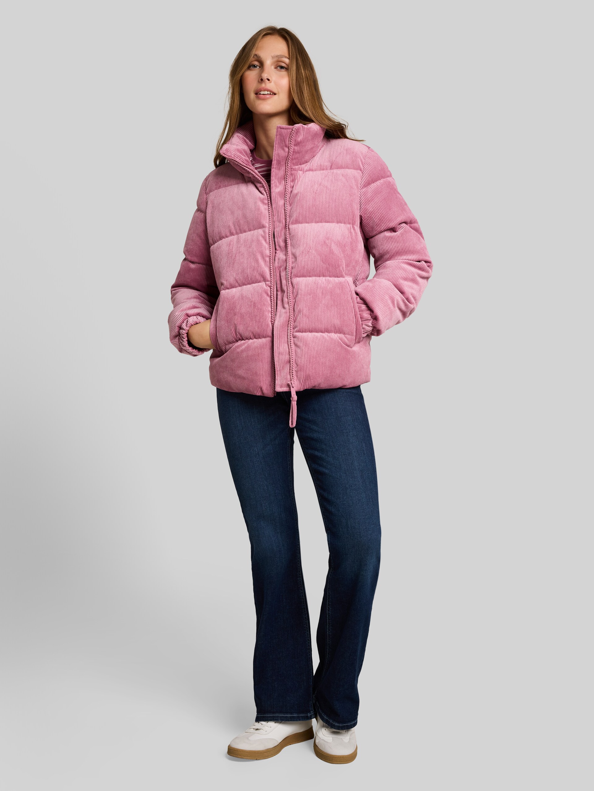 Cord Jacke aus wasserabweisendem Material - dusty berry - seitliche Model-Ansicht