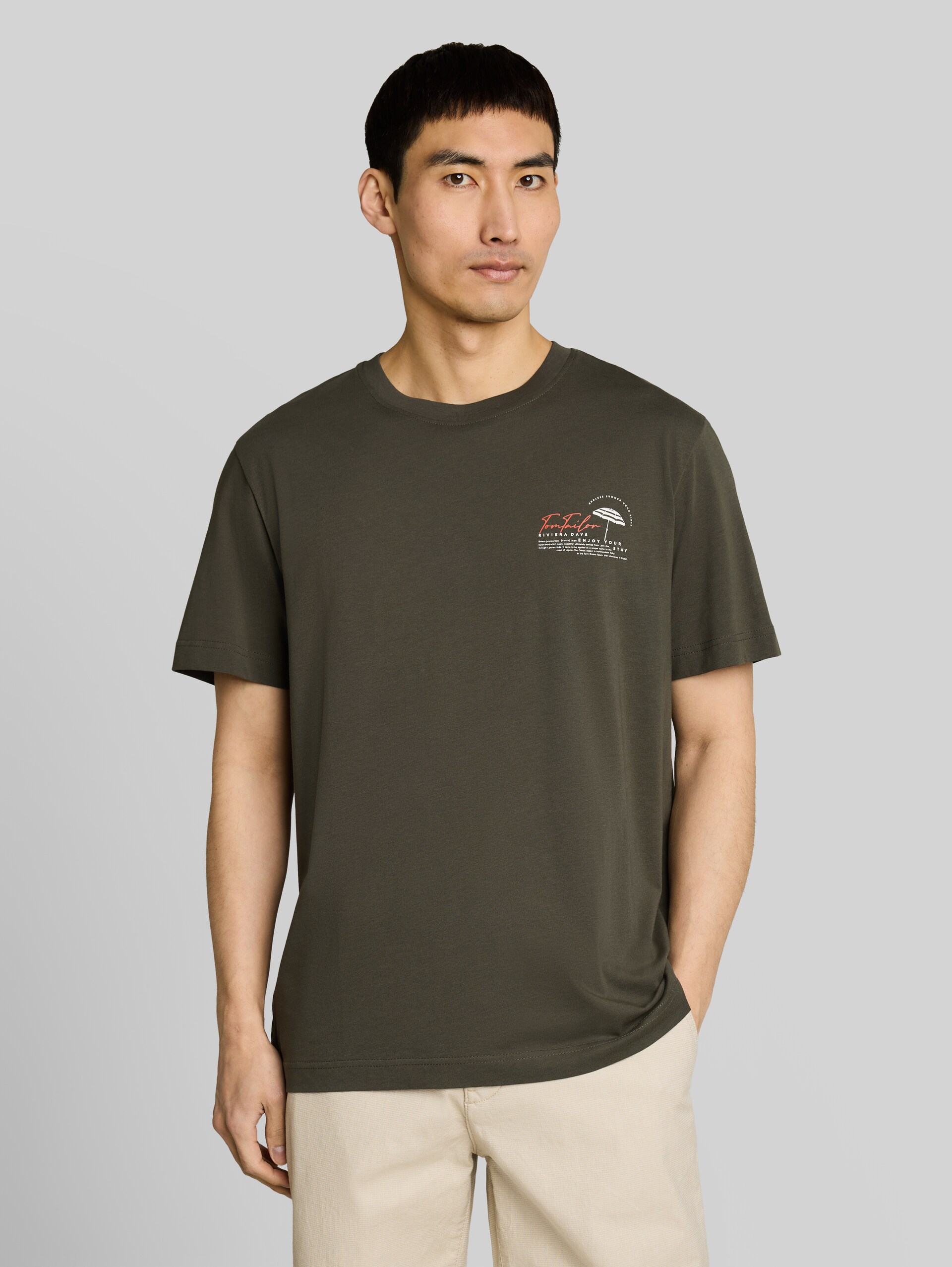 T-shirt with print - deep leaf green - Neckline model front view