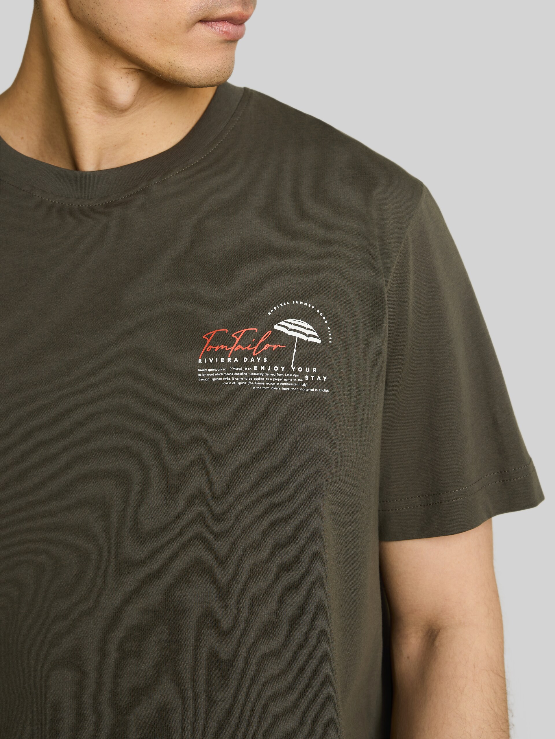 T-shirt with print - deep leaf green - Detail model view