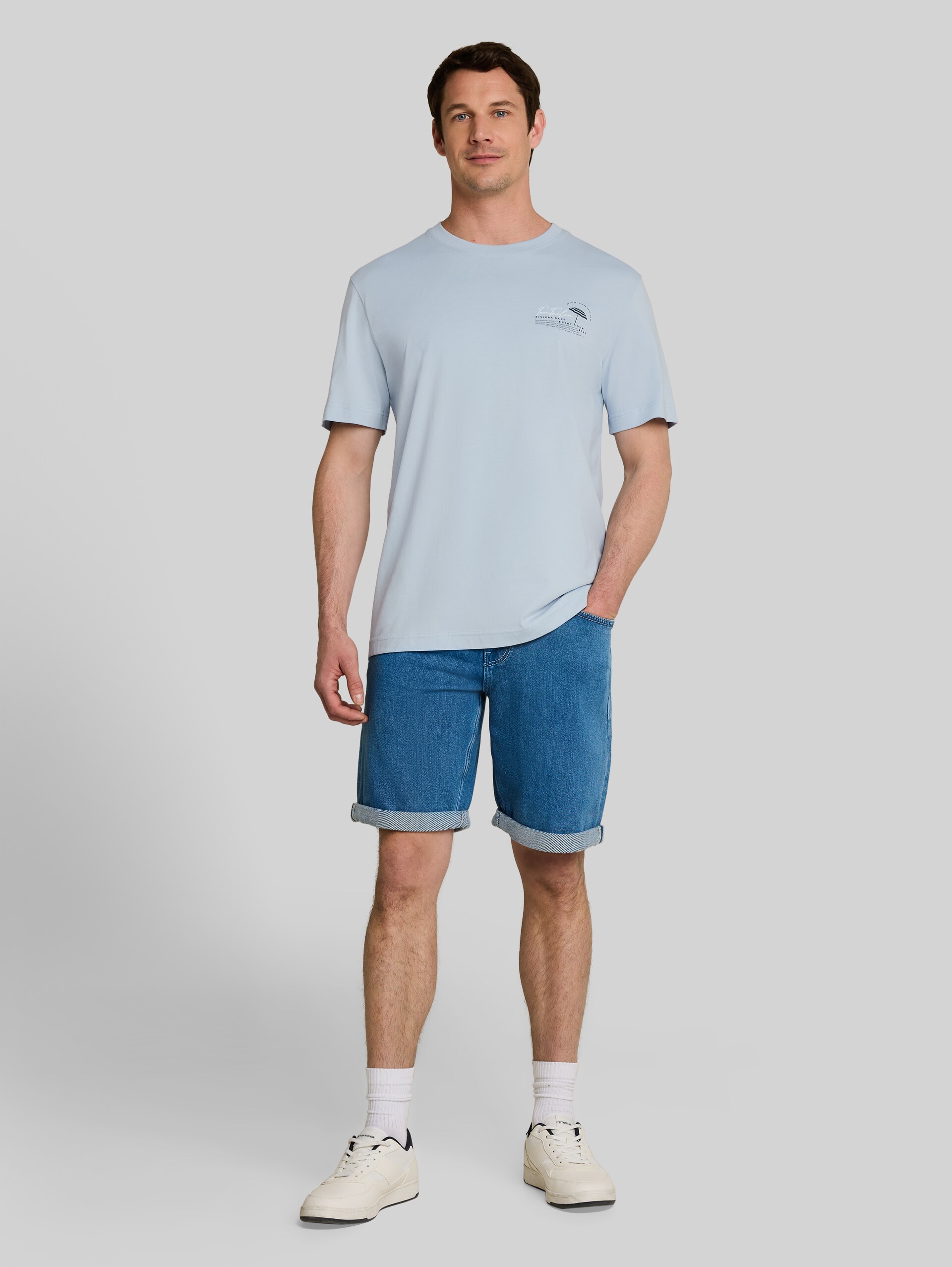T-shirt with print - light blue grey - Model front view