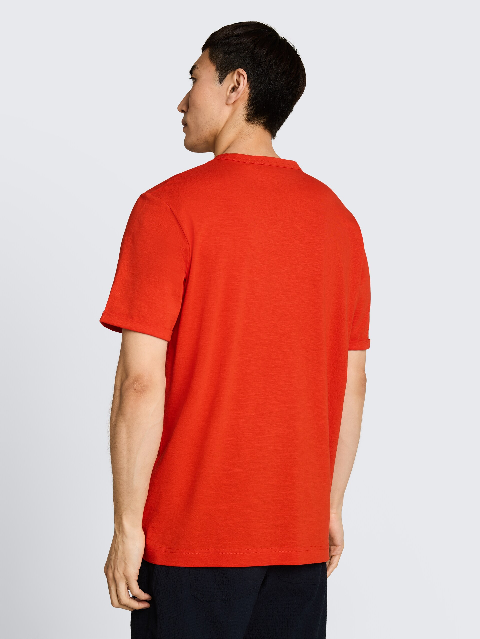 T-Shirt mit Logo-Print - orange red - Auschnitt Model-Rückansicht
